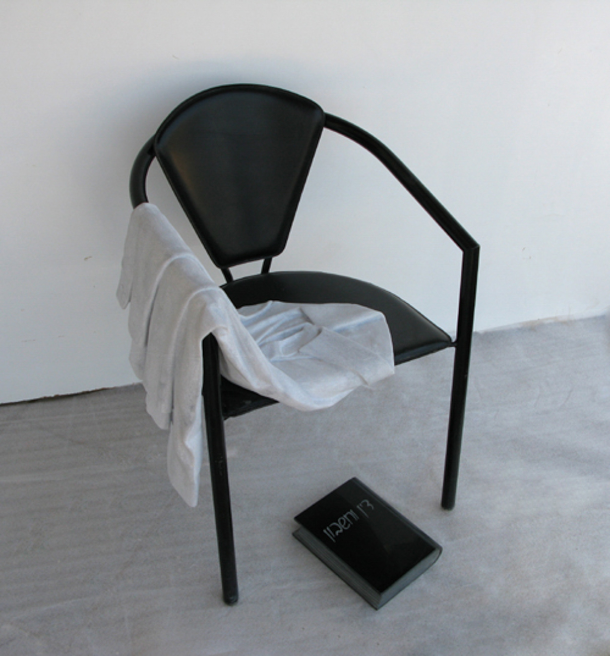 בת-עמי הלרמן / כיסא עם חולצת גבר, שיש, 2006