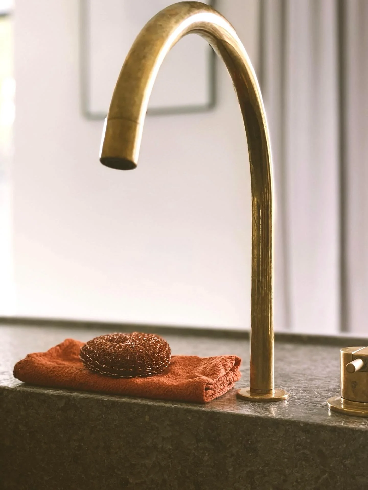 This copper pot scrubber cleans extra thoroughly and gently.
For pots, pans, sink, stove, glass, hight grade steel. Available in a set of 2.