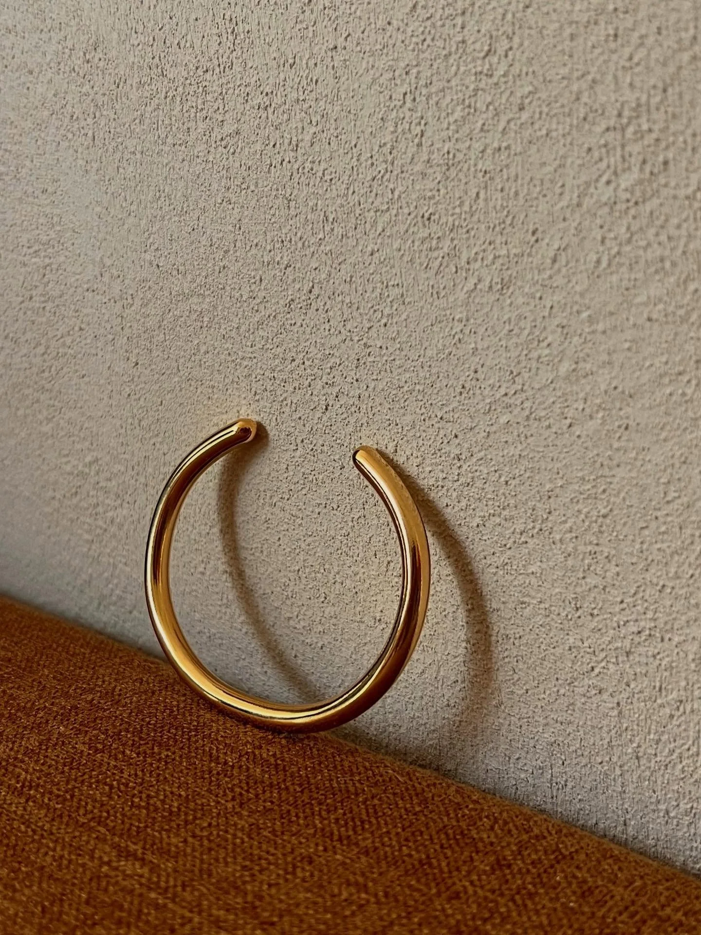 The Serge bangle is one of those bracelets that you never take off once you have slipped them on your wrist. It is the work of a very thick brass wire then gilded with 24k gold which gives such an elegant raw rendering.
To wear alone or with others, 