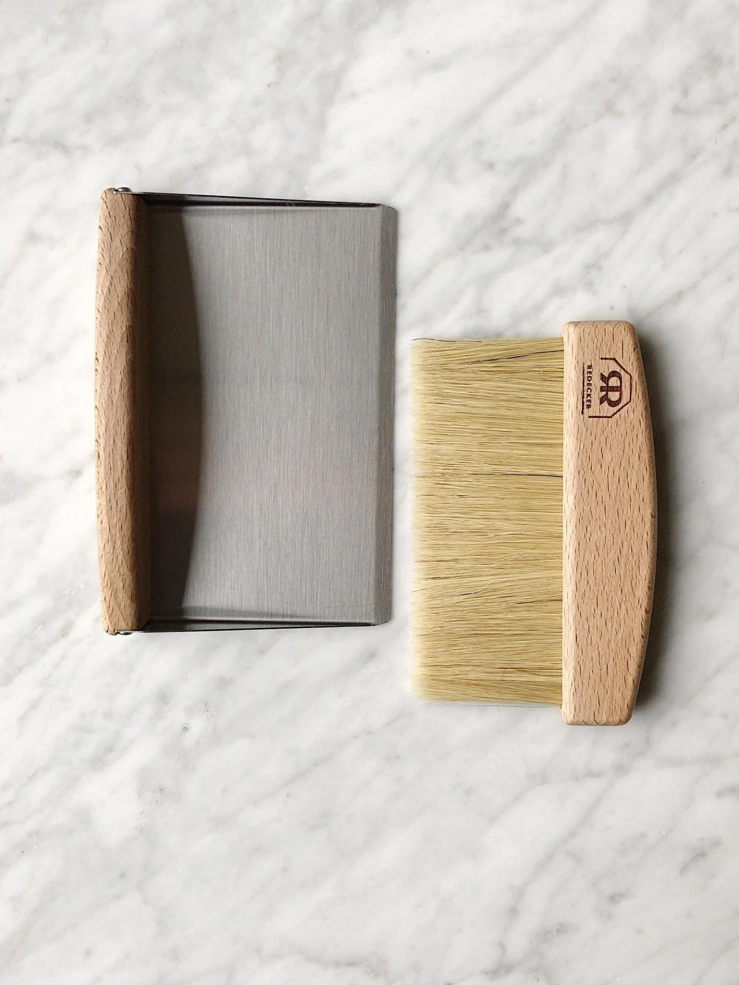 Bread crumbs quickly disappear from the table with this table sweeping set. It comes in 2 parts and is held together by magnets.