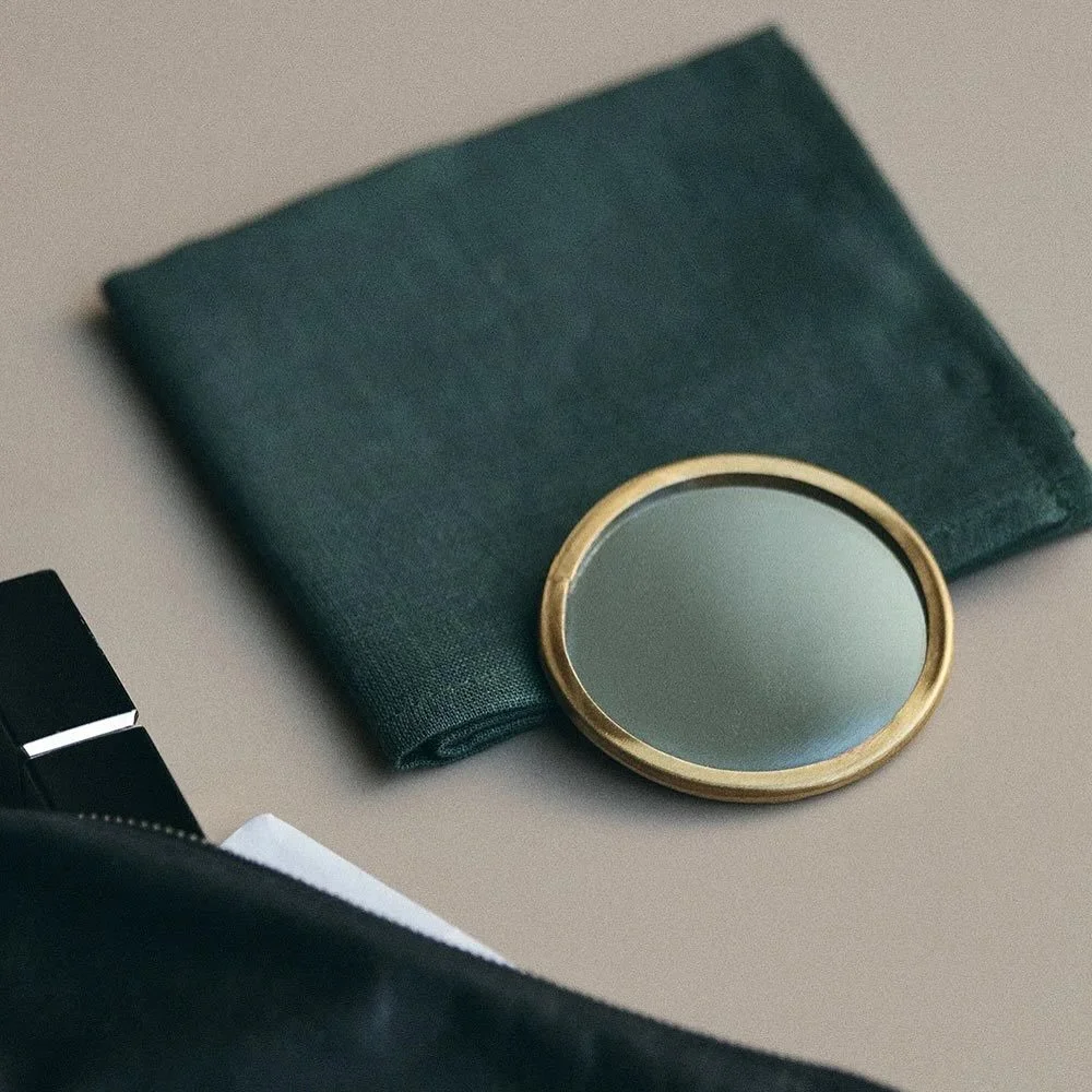 NEW! A simple yet timeless design, featuring an antique-finished brass frame mirror.

This small size is easy to bring in your cosmetic pouch.
Available in two shapes.