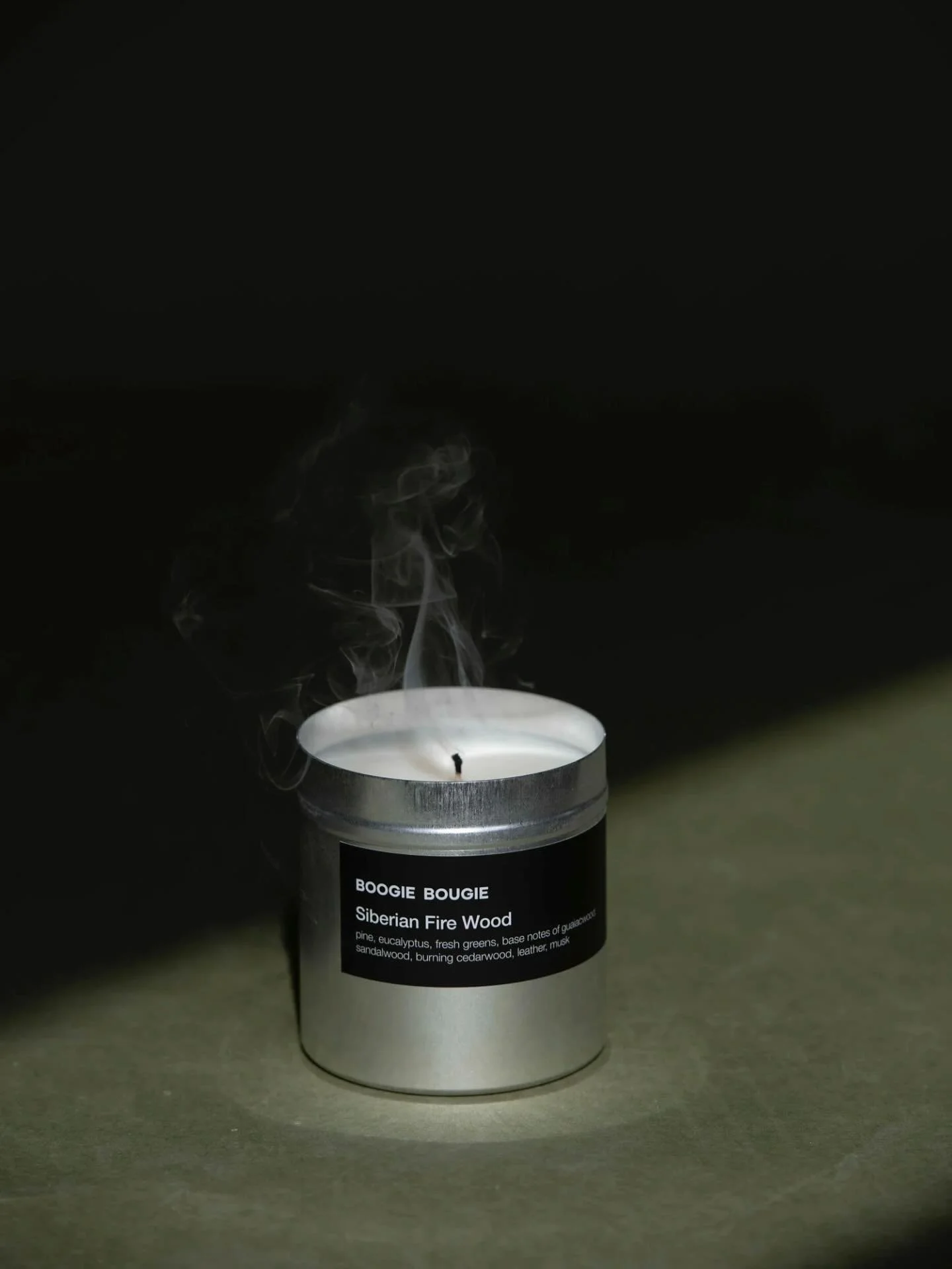A scented candle with refreshing top notes of pine, eucalyptus, fresh greens, base notes of guaiacwood, sandalwood, burning cedarwood, leather, musk with smoky layer to keep it cosy.