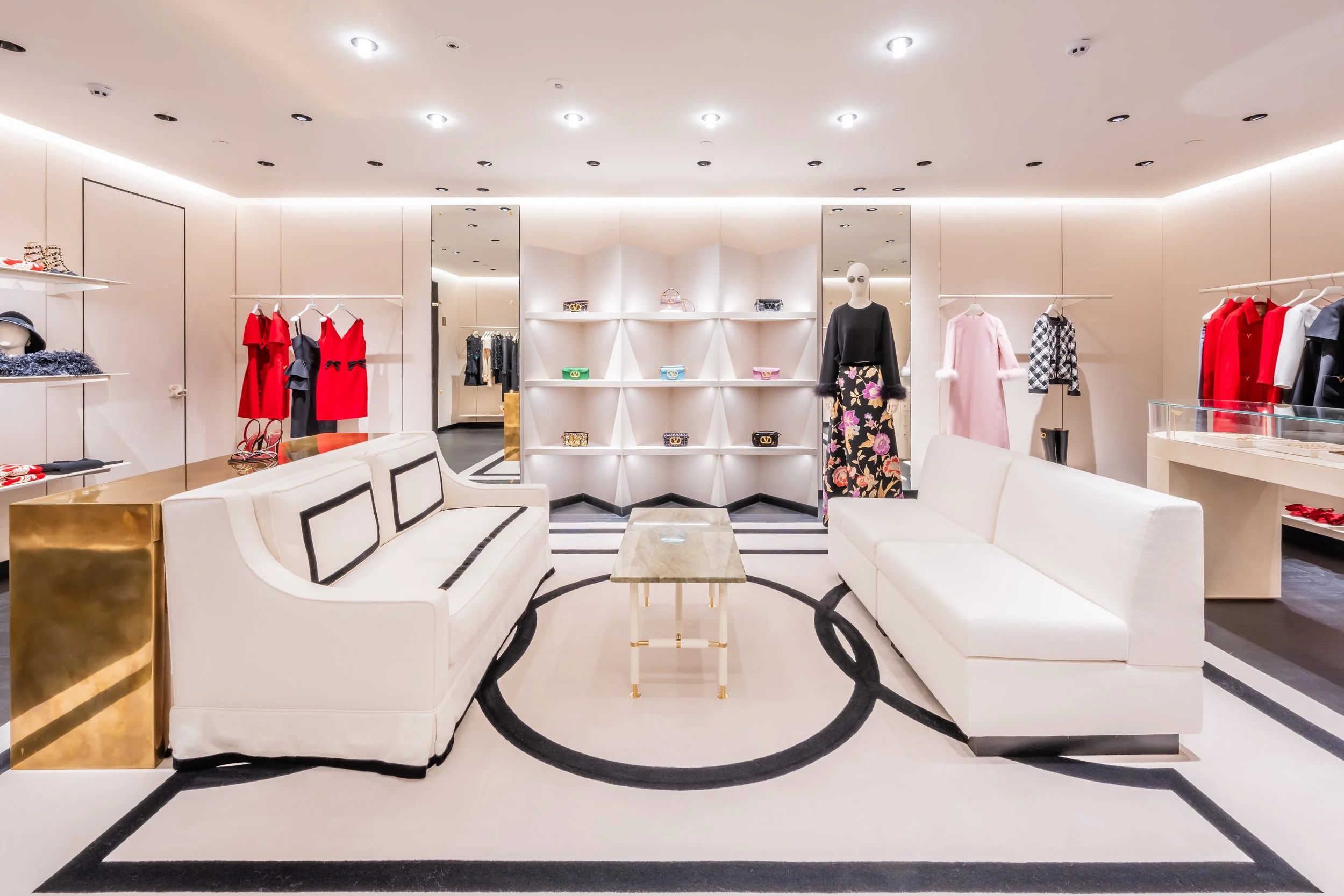 LIGHTSOURCE-Valentino-iguatemi_2025_Patricia-Martinez-Arquitetura_Mauricio-Moreno_4.jpg