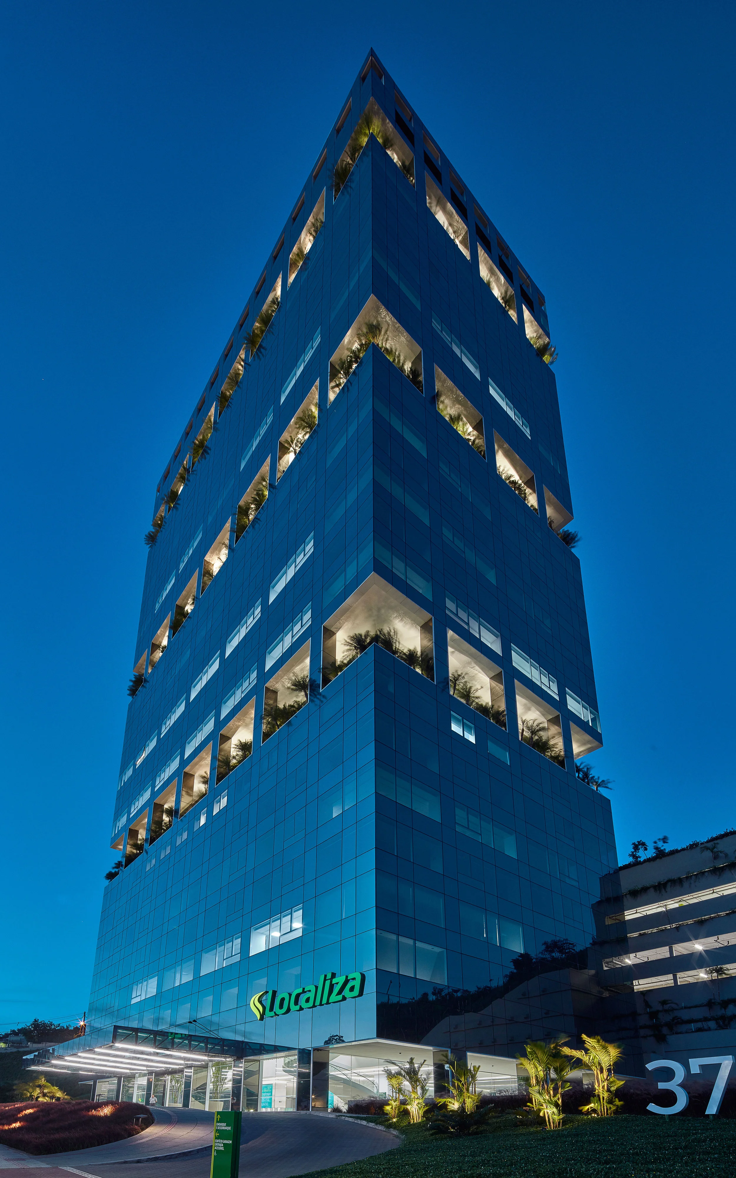 LIGHTSOURCE_Localiza-Herz-Headquarters-BH-2018_Morence-Arquitetura_Mingrone-Iluminacao_01-op2.jpg
