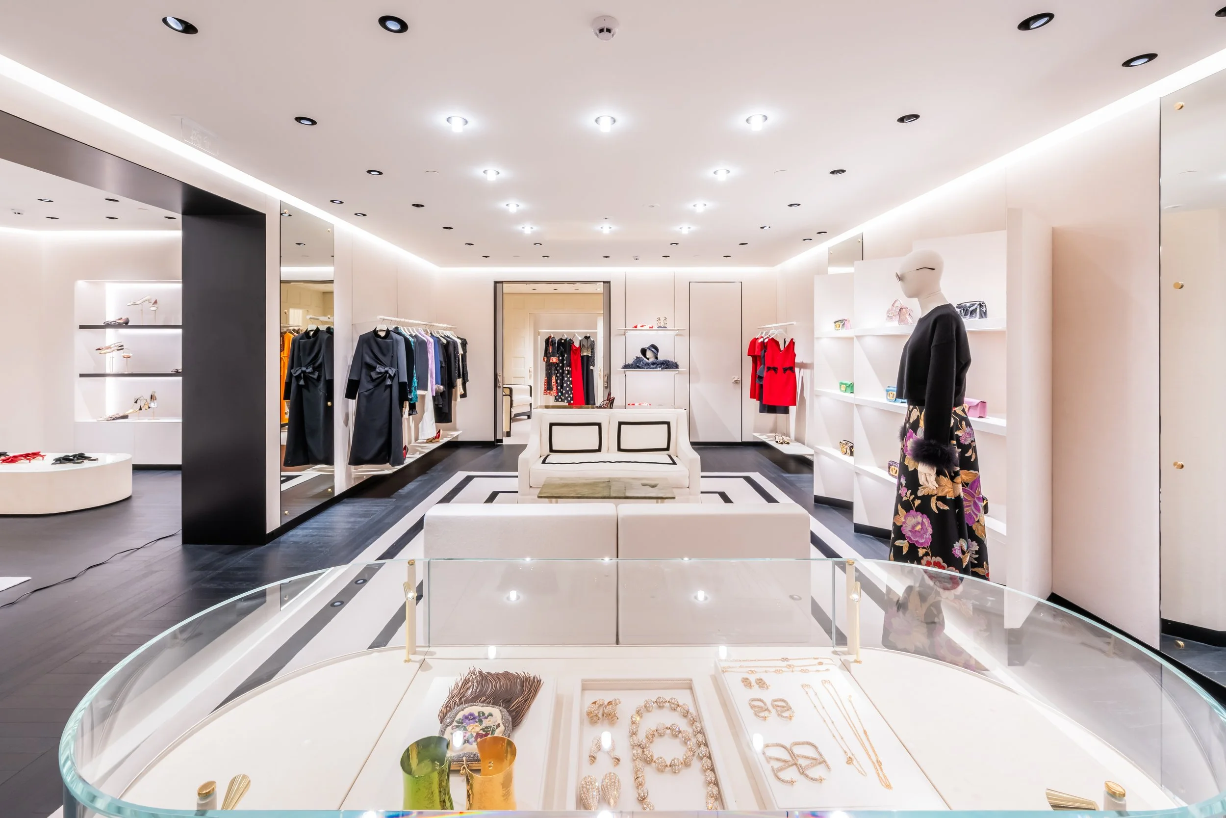 LIGHTSOURCE-Valentino-iguatemi_2025_Patricia-Martinez-Arquitetura_Mauricio-Moreno_5.jpg