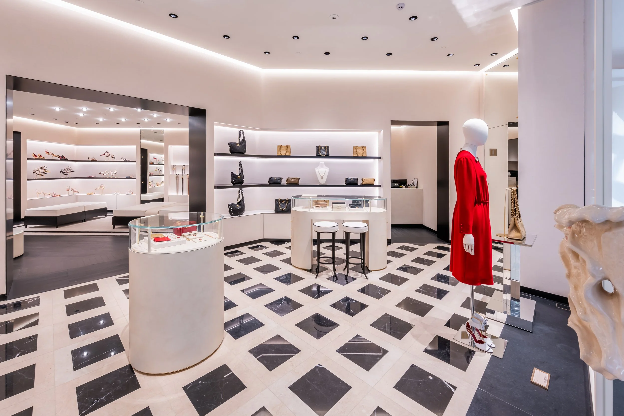 LIGHTSOURCE-Valentino-iguatemi_2025_Patricia-Martinez-Arquitetura_Mauricio-Moreno_3.jpg