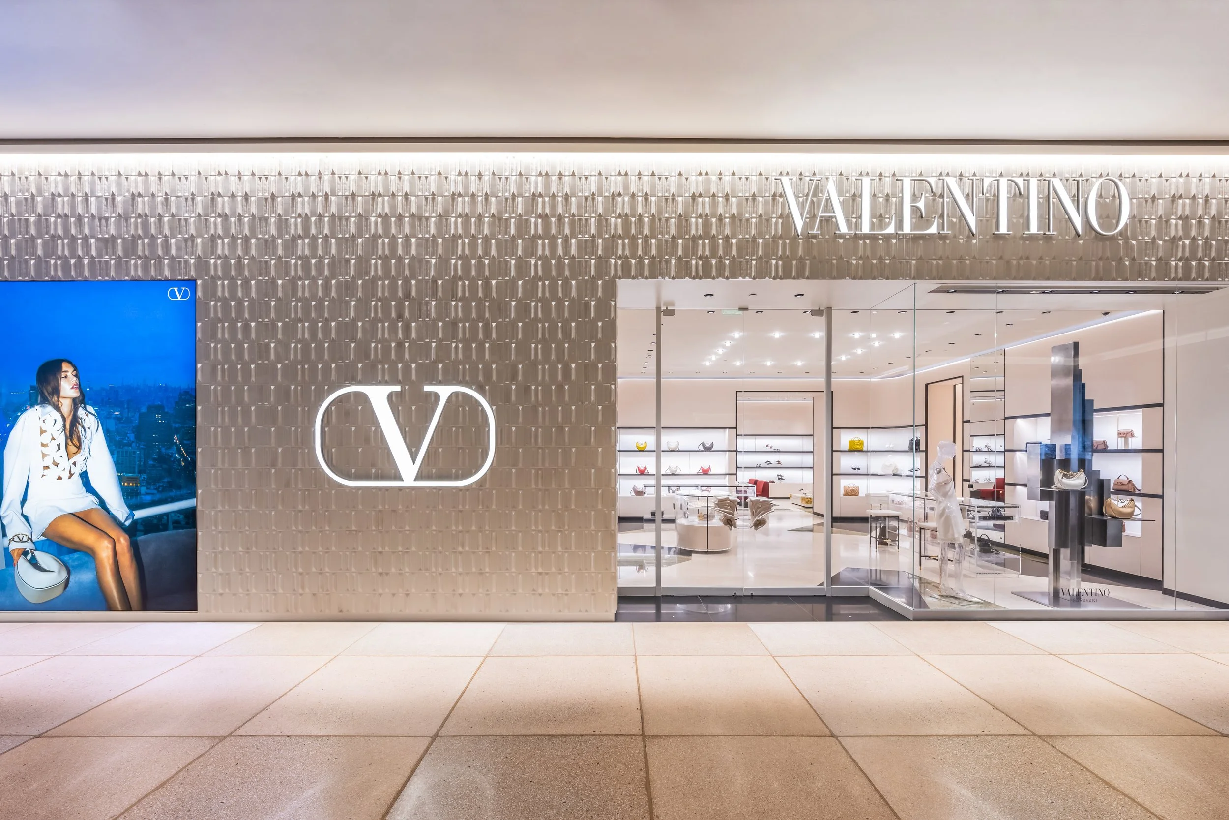 LIGHTSOURCE-Valentino-cidade-jardim_2024_Patricia-Martinez-Arquitetura_Mauricio-Moreno_1.jpg