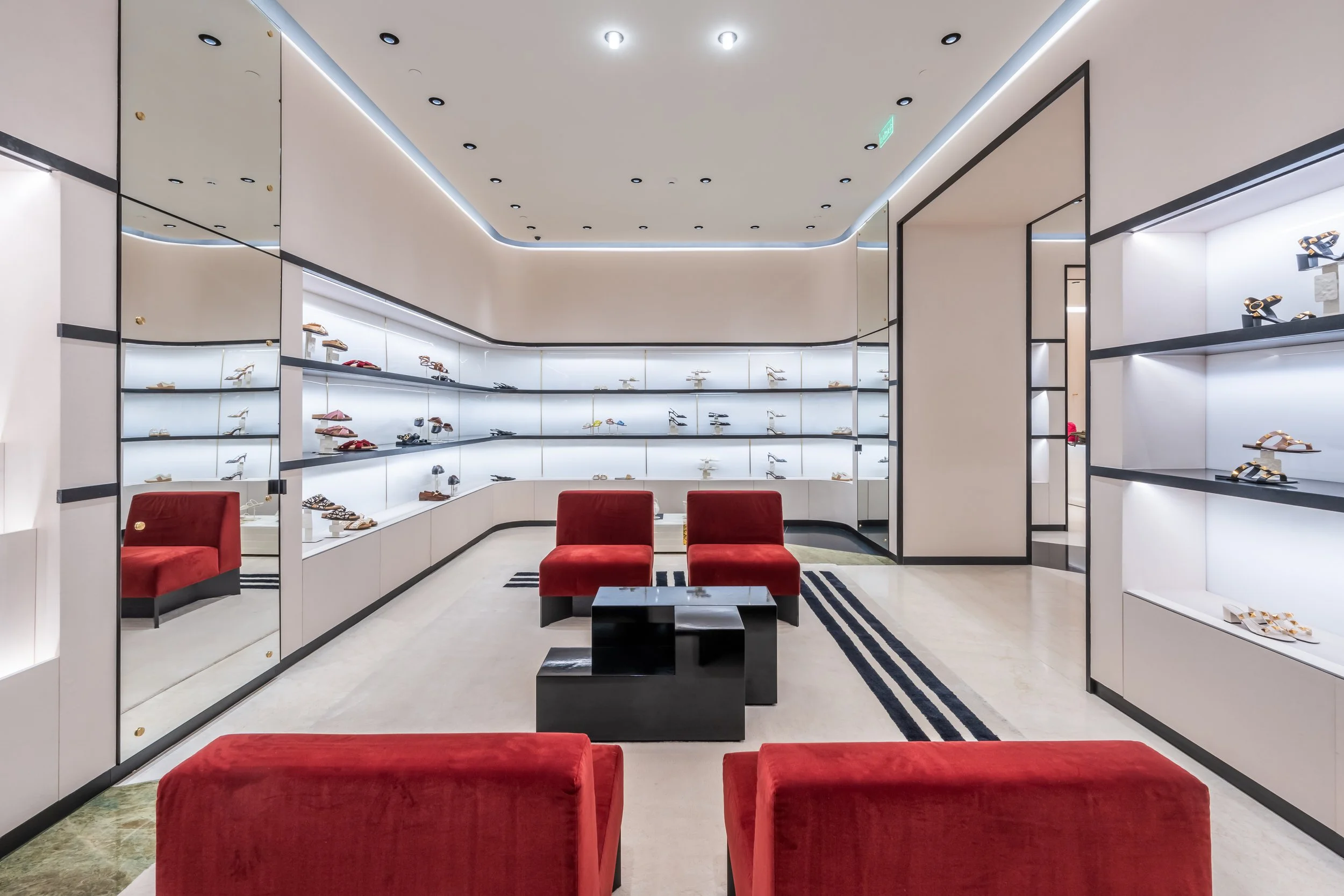 LIGHTSOURCE-Valentino-cidade-jardim_2024_Patricia-Martinez-Arquitetura_Mauricio-Moreno_8.jpg
