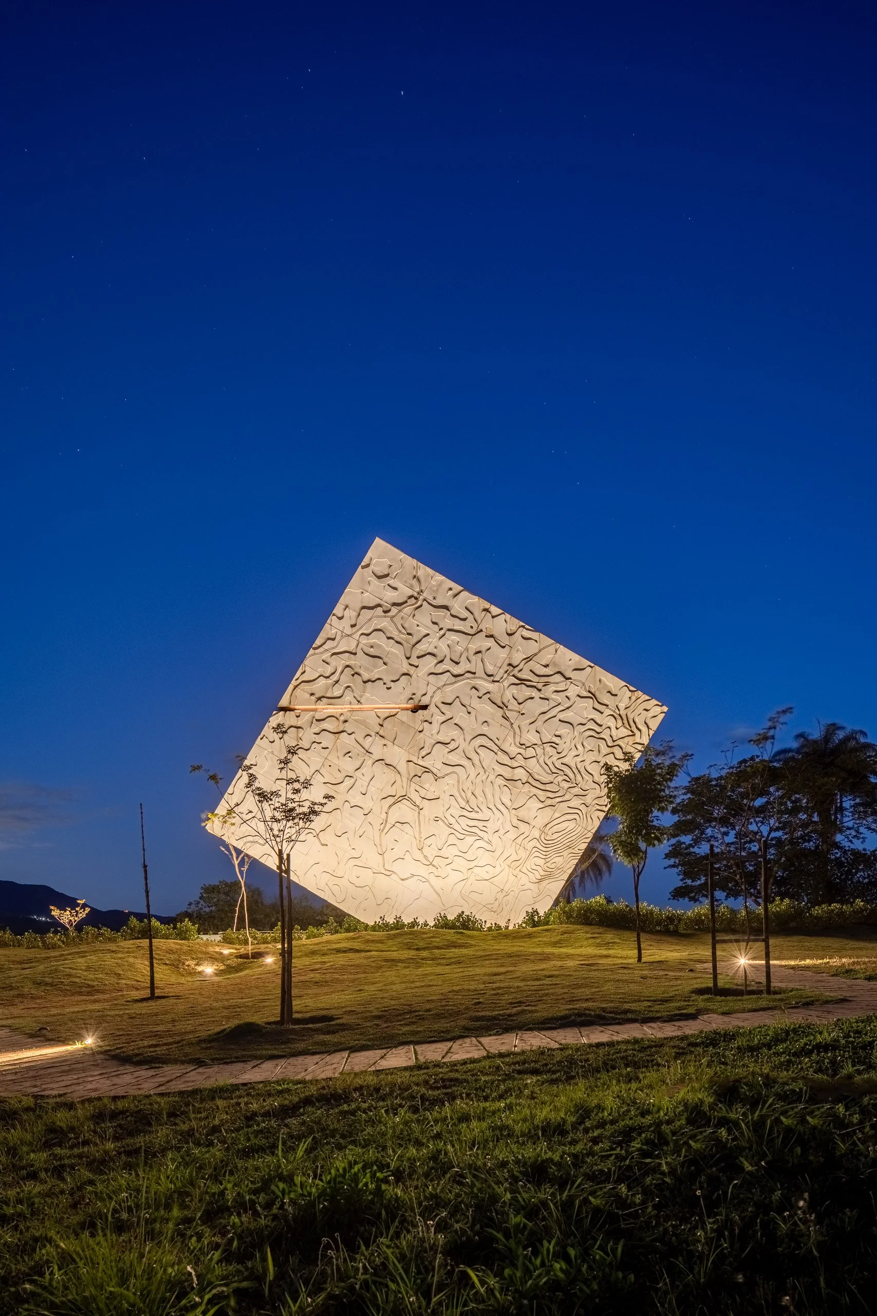 LIGHTSOURCE-Memorial-Brumadinho_2026-GPA&A_Cesar-de-Ramires_Atiaia-Design_Pedro-Mascaro_1.jpg