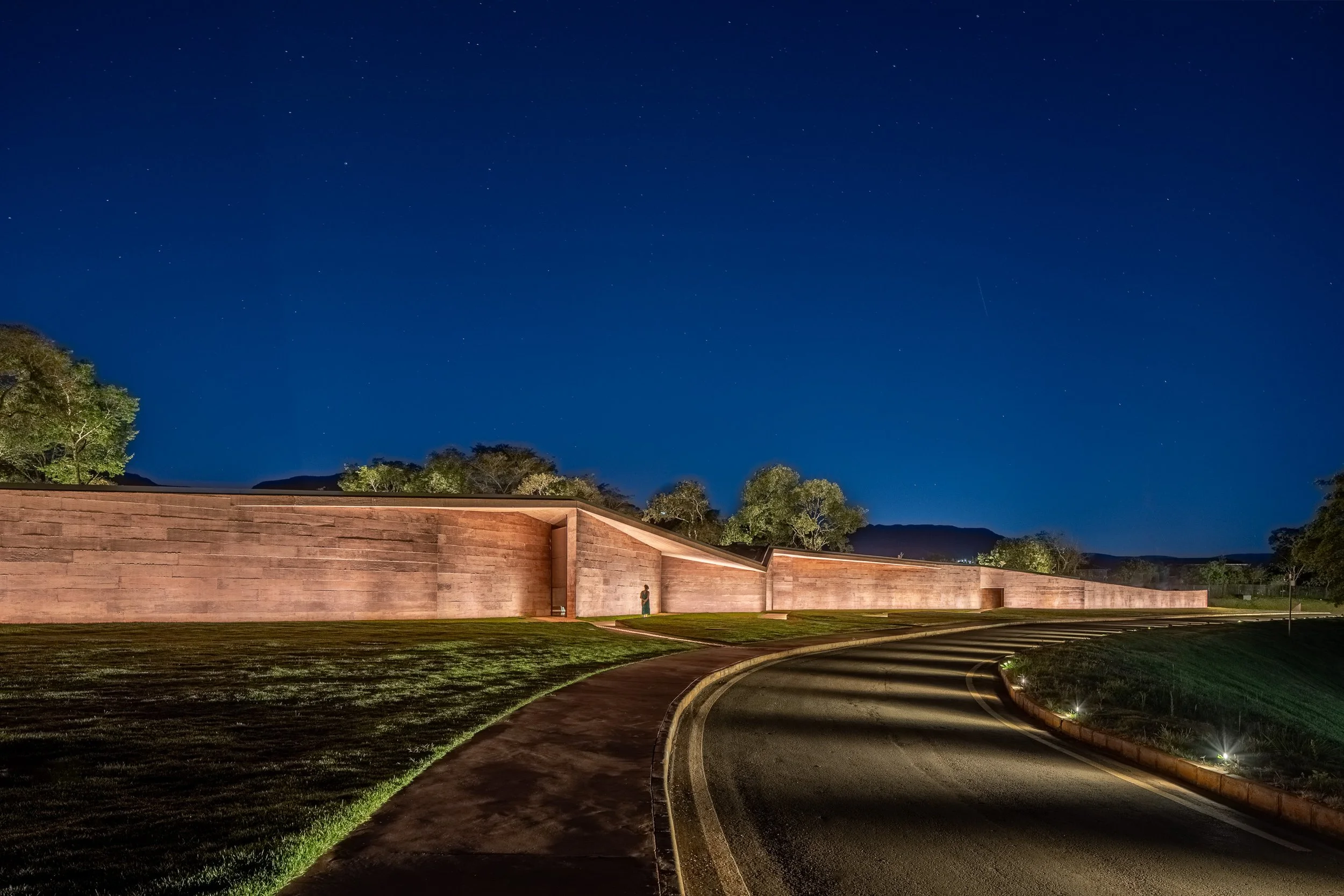 LIGHTSOURCE-Memorial-Brumadinho_2026-GPA&A_Cesar-de-Ramires_Atiaia-Design_Pedro-Mascaro_10.jpg