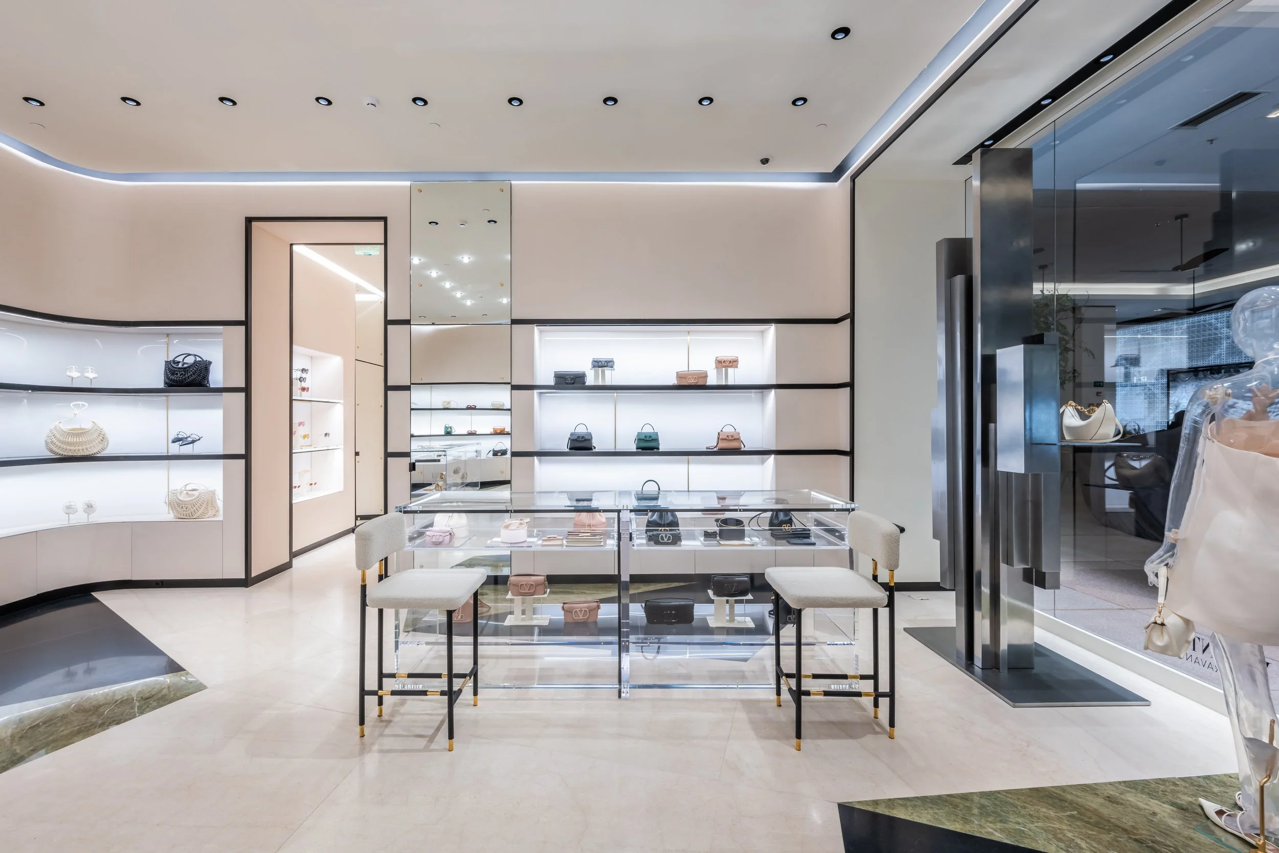 LIGHTSOURCE-Valentino-cidade-jardim_2024-Paula-Martinez-Arquitetura_Mauricio-Moreno_10.jpg