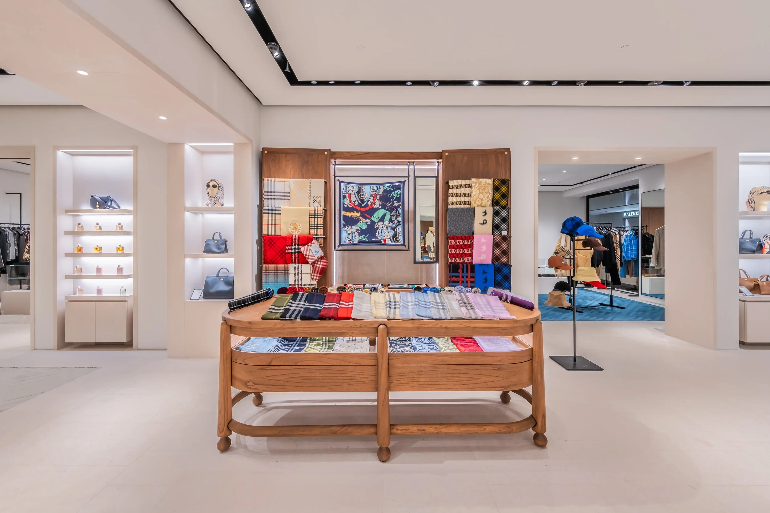 LIGHTSOURCE-Burberry_2024_Horton-arquitetura_Studiob612_Mauricio-Moreno_3.jpg