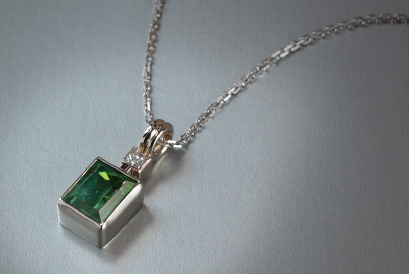   18k white gold green tourmaline pendant with diamond  