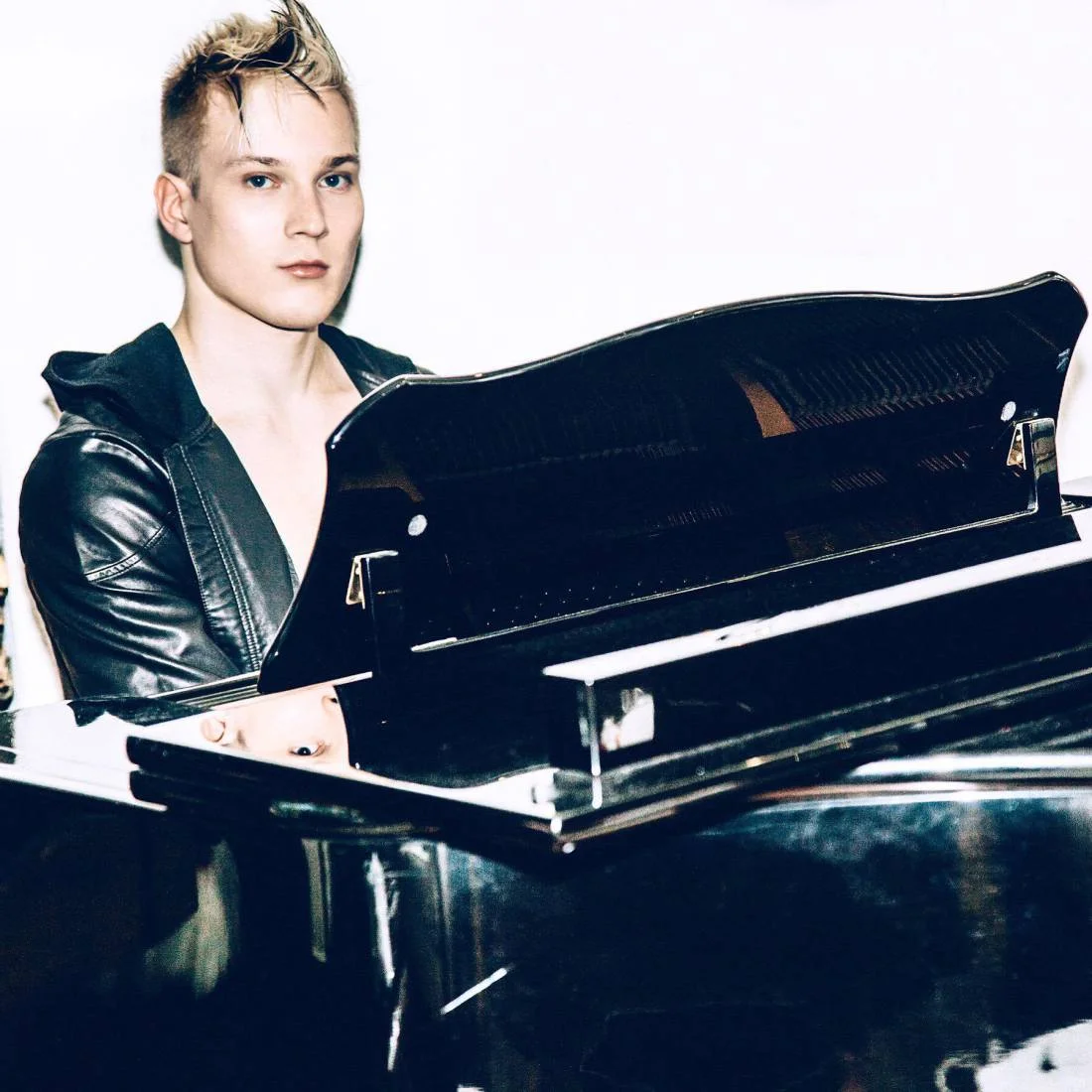 FACC INTERVIEW: FINNISH POP ARTIST KAREL ULLNER: “BELIEVE IN YOURSELF AND PUT YOURSELF IN UNCOMFORTABLE SITUATIONS”