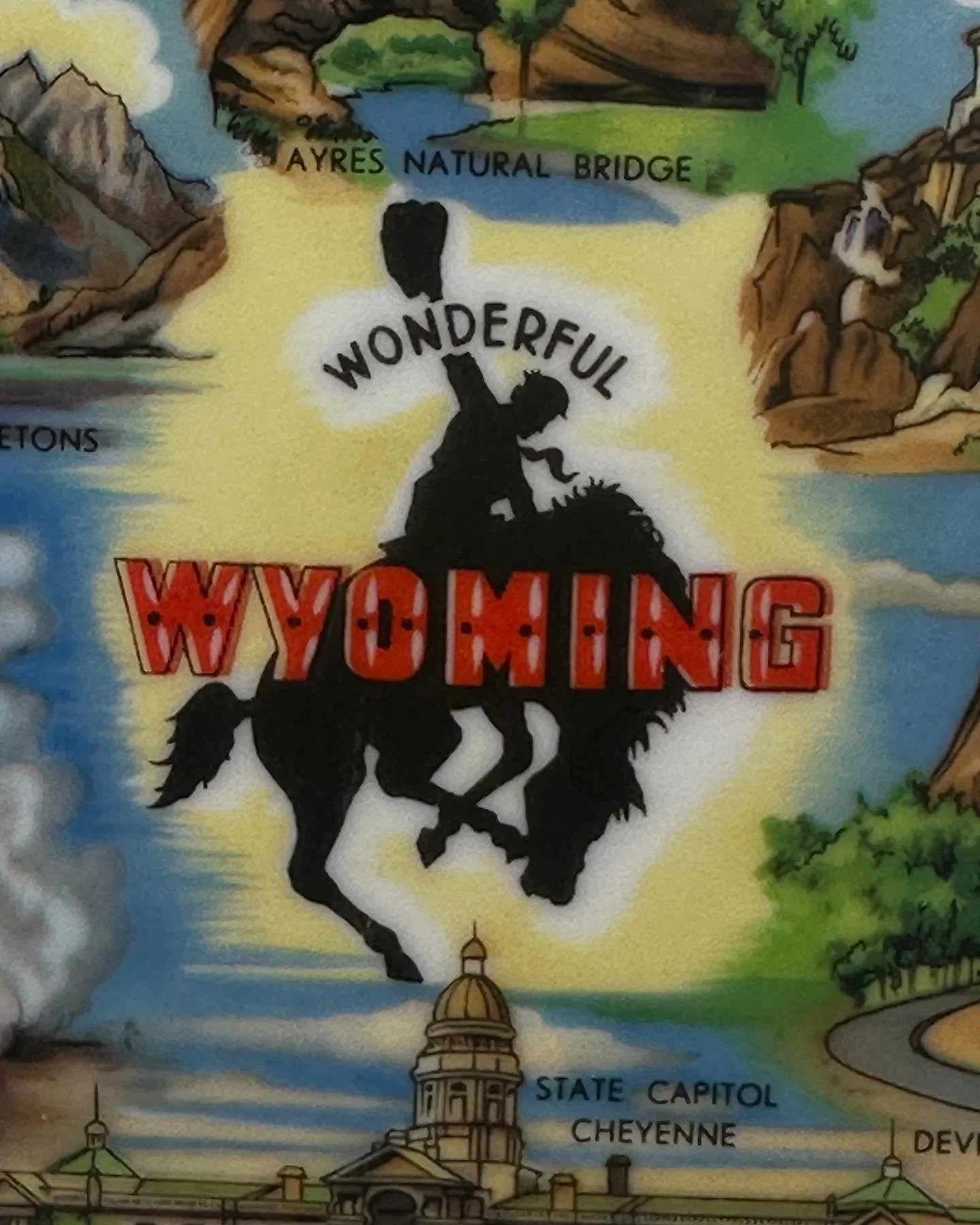 1960s plate featuring &ldquo;Wonderful Wyoming!&rdquo; With a gorgeous 22 karat gold rim and highlighting some of our nation&rsquo;s BEAUTIFUL natural wonders, like Grand Tetons and Yellowstone! #GrandTetons #YellowstoneNationalPark #Yellowstone #Wyo