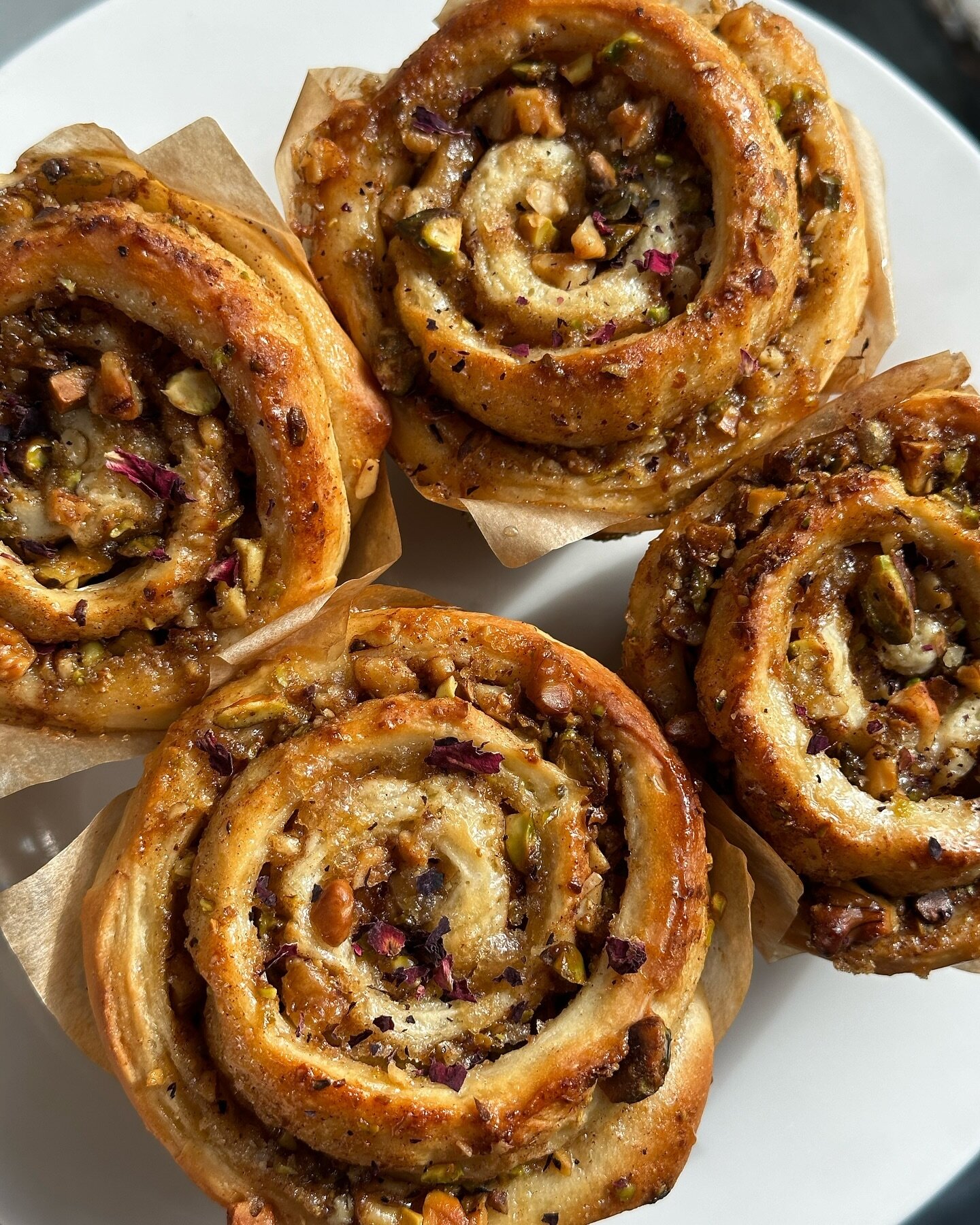 Baklava inspired rolls💕
Walnuts, pistachios, cinnamon and cardamom with an orange syrup glaze and rose petals 🌹