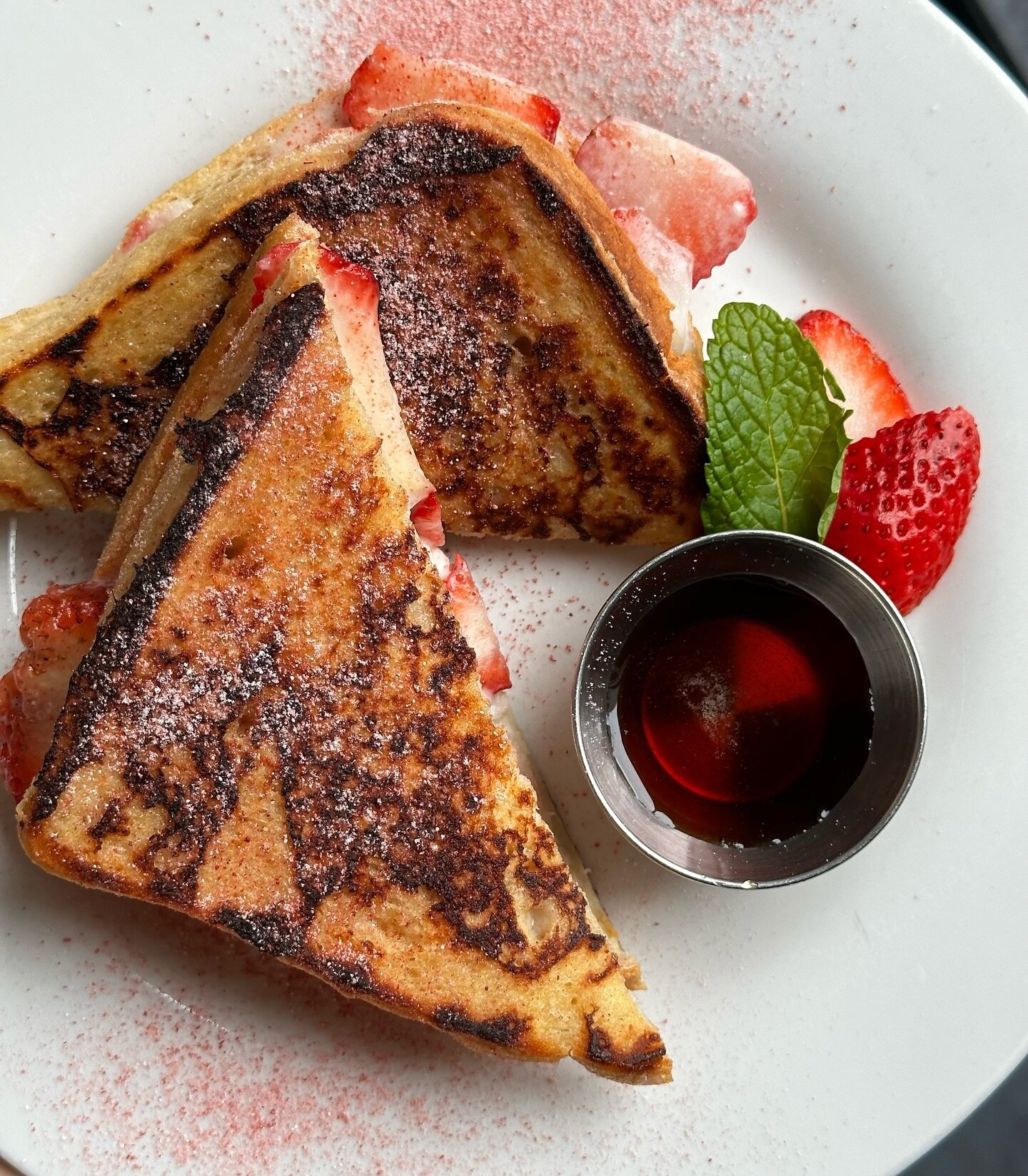 A special on a Friday ?!?😱😱
Strawberry cream cheese stuffed french toast dusted with strawberry sugar🍓