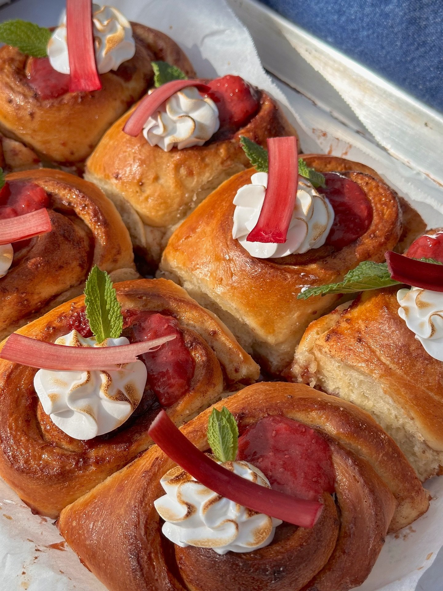 Happy rhubarb season to all who celebrate 😍