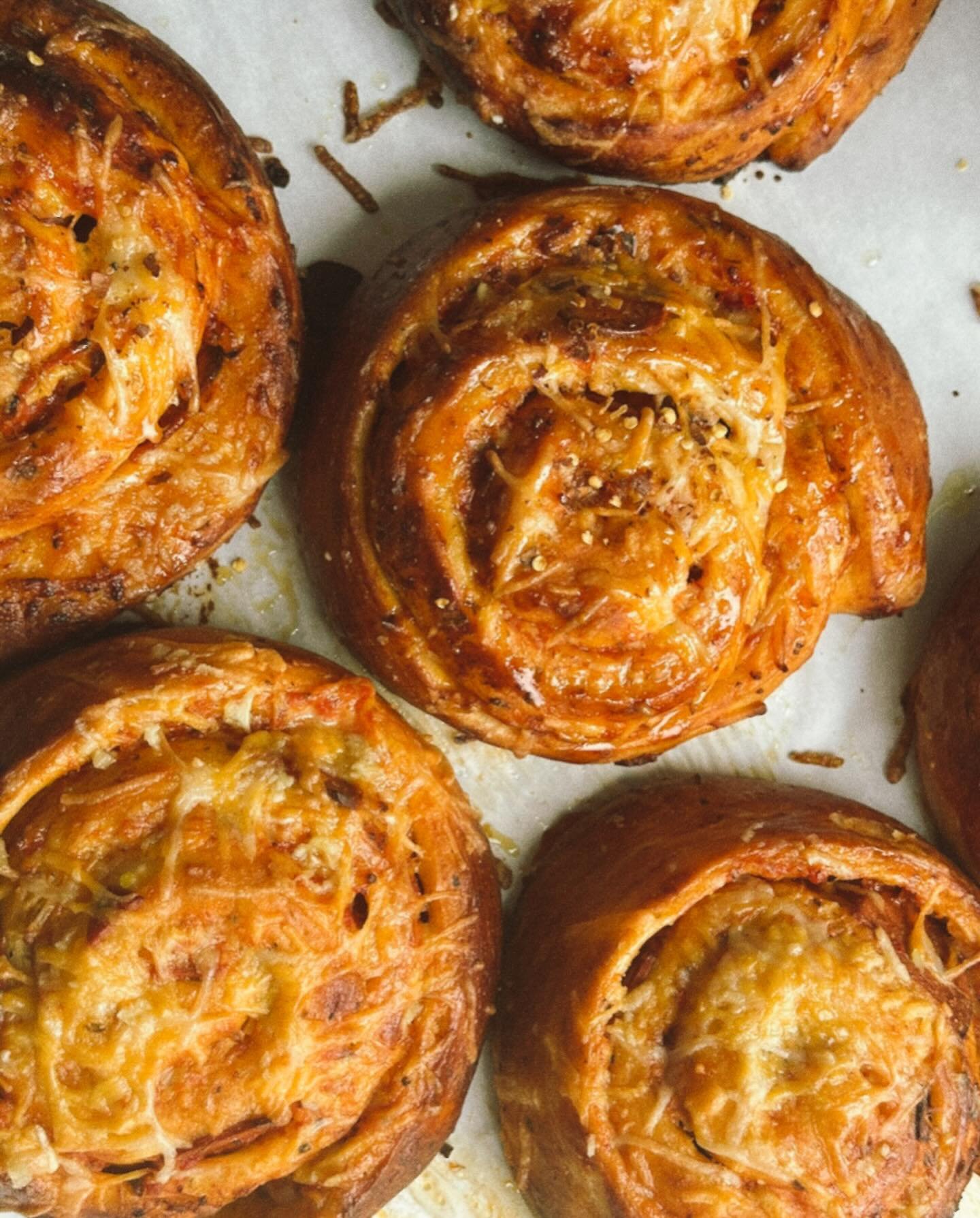 A crowd favourite around here🍕
Pizza roll with hot hunnie or without ?!
@beemindful_hunnie