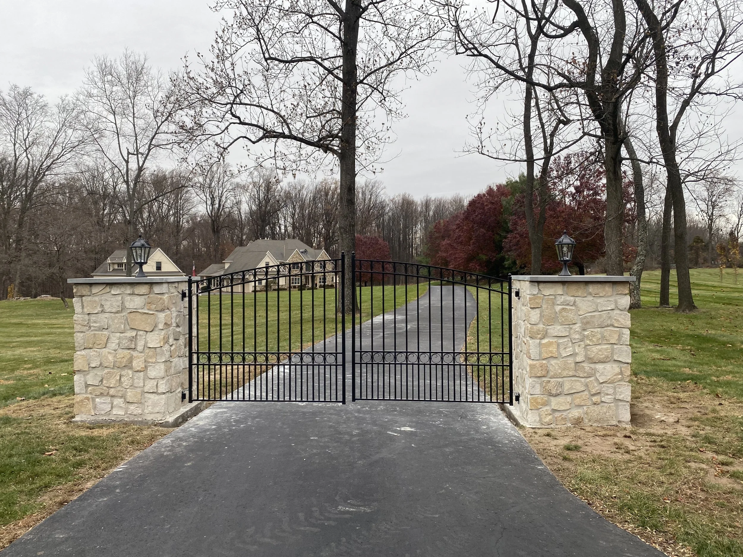 Sander - Complete pillars, gate and lights.jpeg