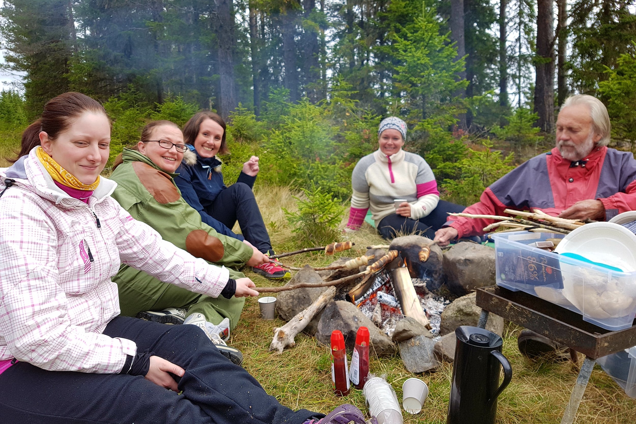 Kos med kaffe og pinnebrød rundt bålet etter tur