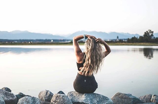 A little throwback to our Athleta collection leggings! We&rsquo;re missing this gorgeous view &mdash; What are some of your happy places? ☀️ We love how calm this one is ❤️ Speaking of calm, @theriderspod guided meditations are now available and we a