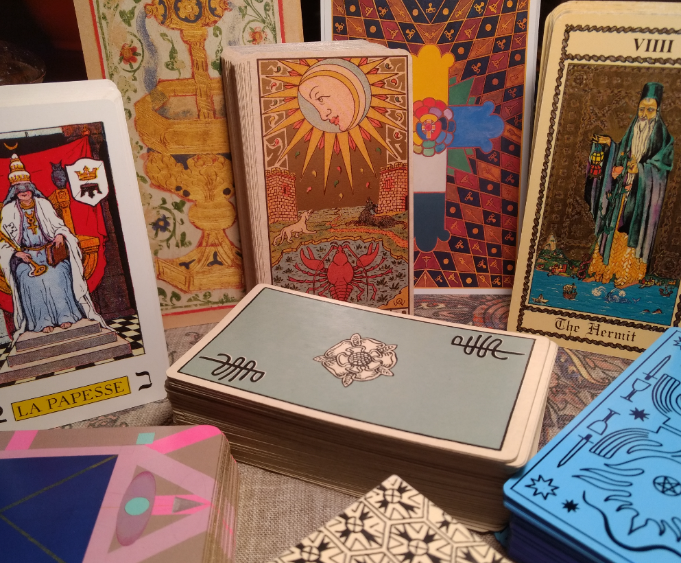 HIT THE DECKS ~ Reading Tarot with Jacquie