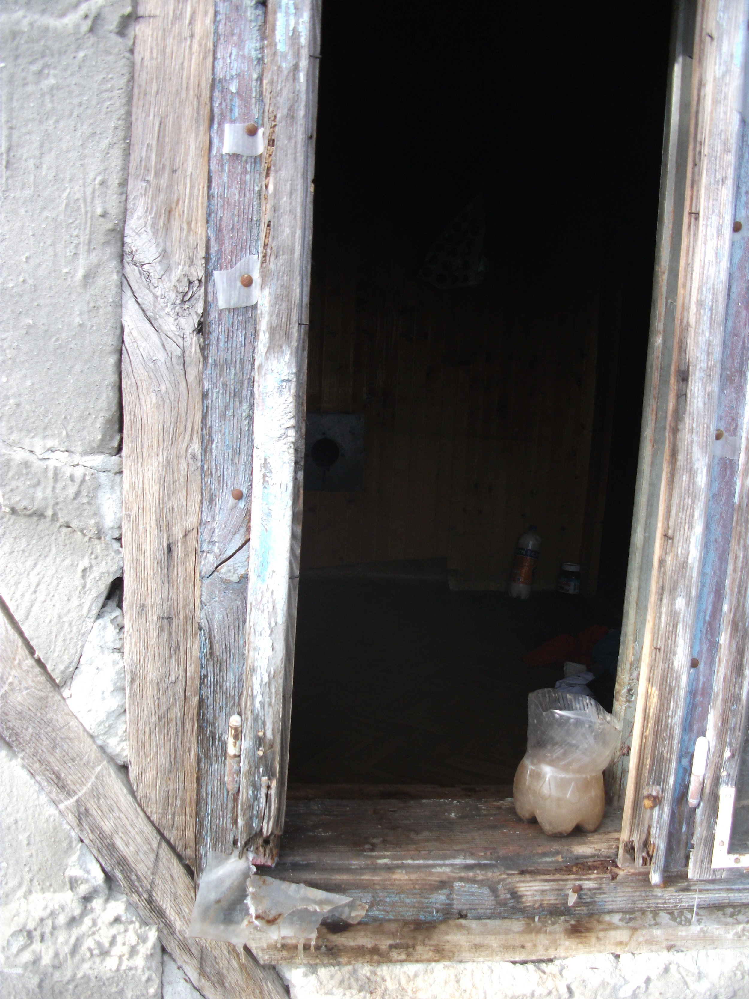 Baracă în care supraviețuiește o familie în România zilei de azi