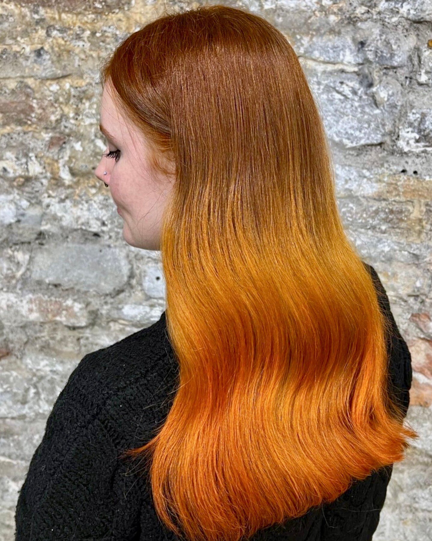 WE LOVE ELUMEN 🧡

Say hello to Elumen, with its unique technology, Elumen delivers intense, brilliant shine whilst conditioning the hair. This innovative product also provides exceptional durability, ensuring your colour remains vibrant for an exten