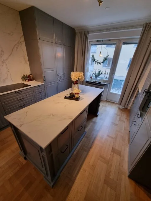 Platsbyggt kök med köksö