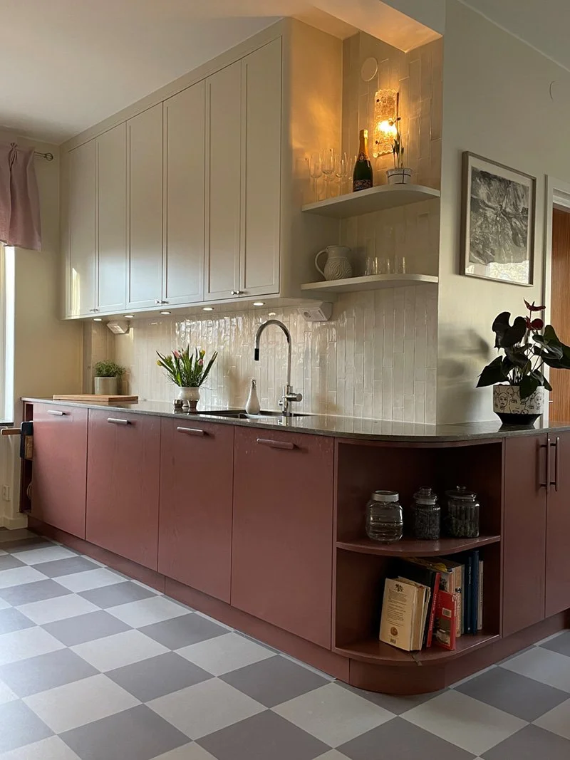 Referens platsbyggt kök runt hörn