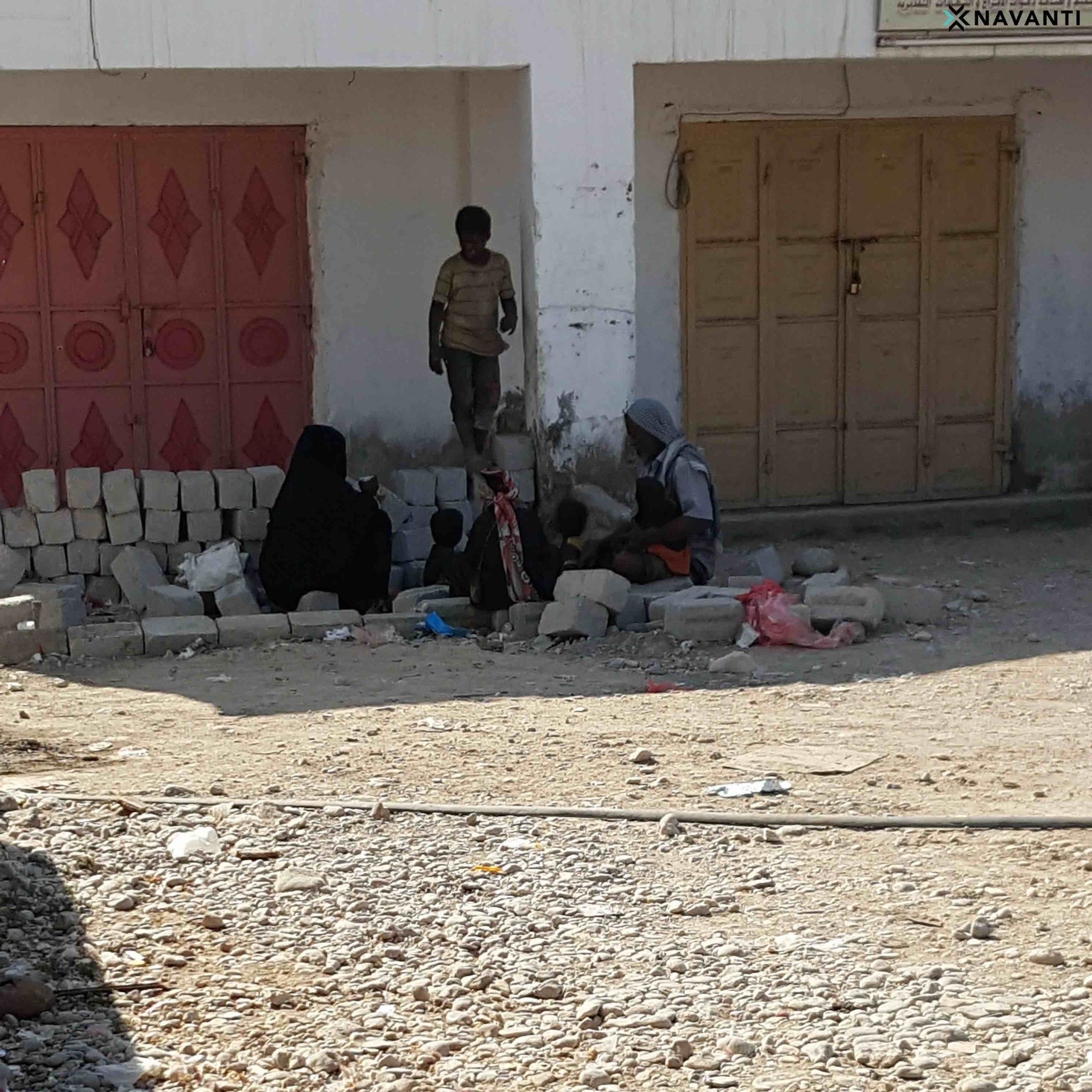 Family eating patrons’ leftovers from nearby restaurant in Sayhut, al-Mahra. Source: Navanti