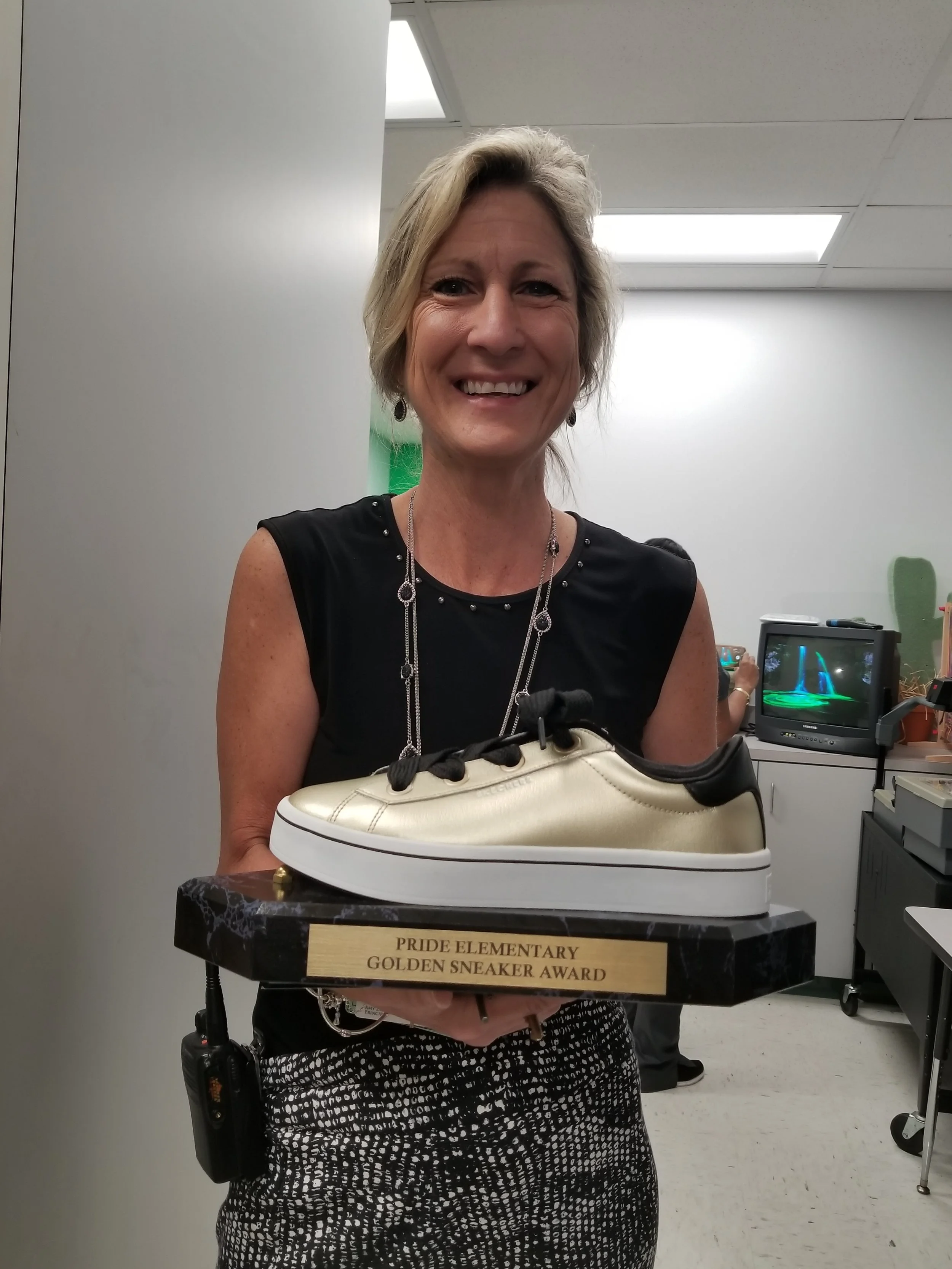 Principal Zilbar presenting the Golden Sneaker Award.