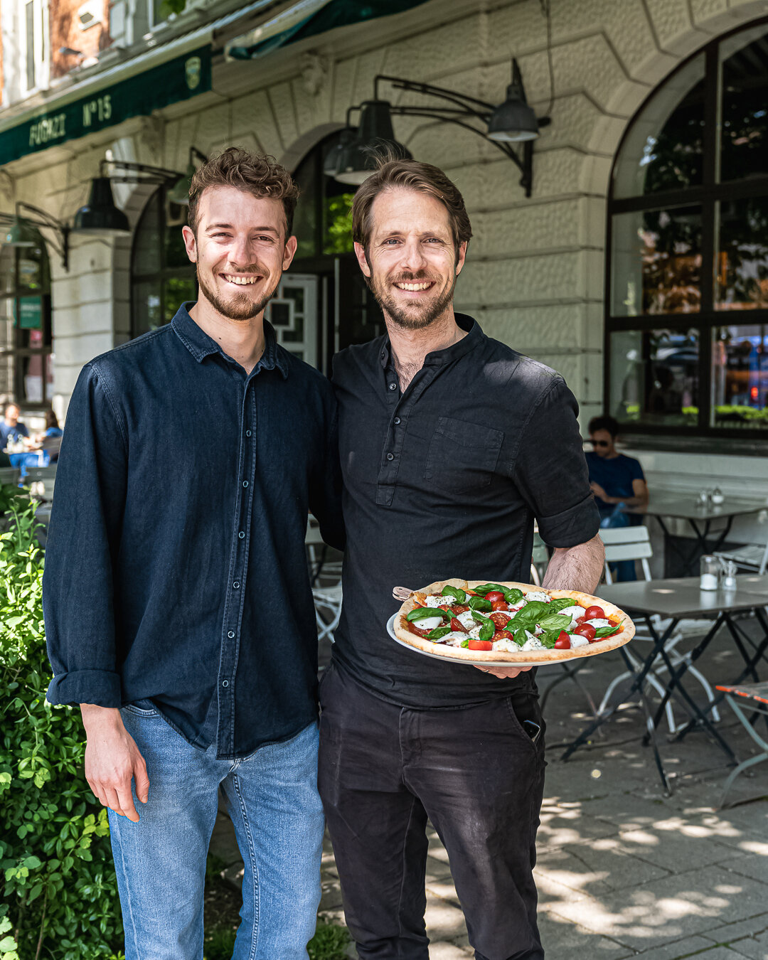 Der leckerste Job der Welt! 😜🍕
Unsere Pizza wird von unseren Pizzab&auml;ckern bei 342,2 Grad im Holzofen gebacken. 
Und dann von unseren Chefkellnern serviert. 🤩

Ihr findet die klassischen Pizzen auf unserer Speisekarte, aber auch ausgefallene V