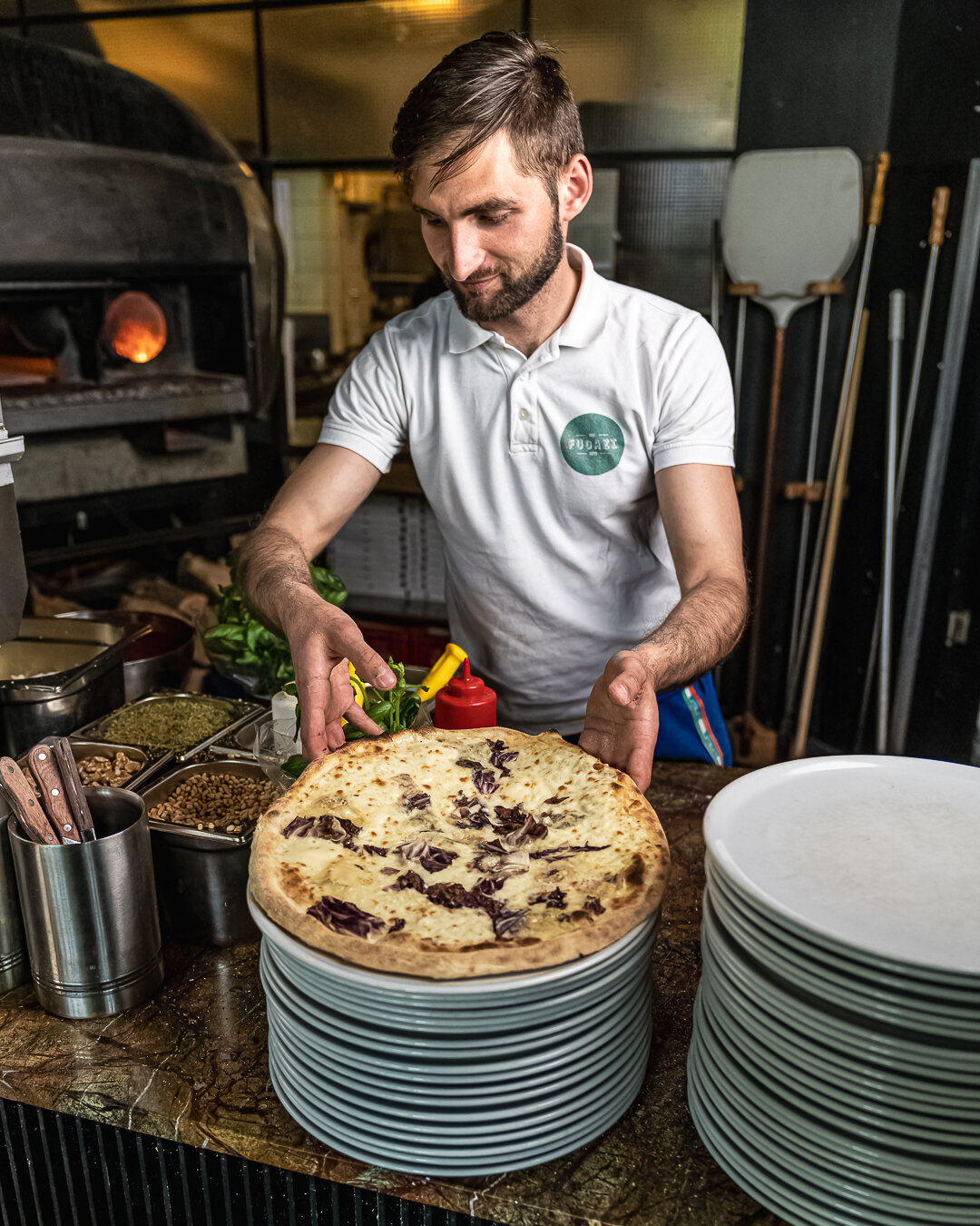 K&ouml;nnt ihr es riechen? Frisch aus dem Holzofen.🍕
Wir nehmen es mit der Gradzahl sehr genau und backen eure Pizzen bei 342,2 Grad in unserem Holzofen. 

Das entfaltet die Aromen und ihr k&ouml;nnt die beste Pizza der Stadt genie&szlig;en. 🤩

Kli