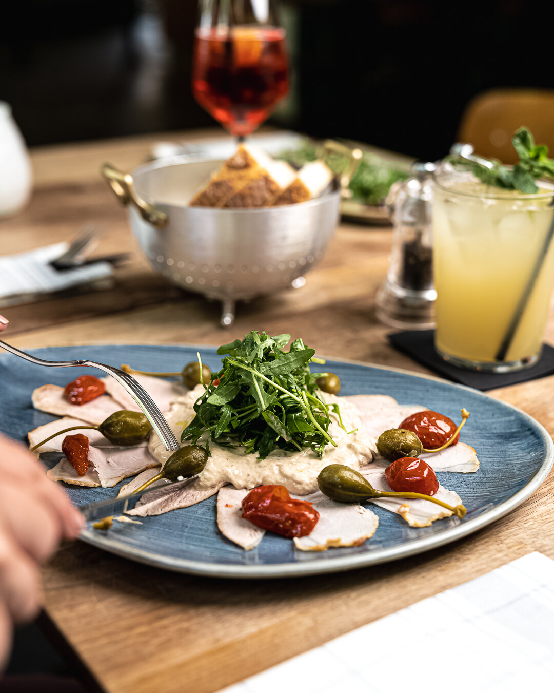 Habt ihr schonmal Vitello Tonnato probiert?🌿
Dieser leckere Antipasto stammt aus Piemont. 
Das Kalbfleisch wird in Gem&uuml;sebr&uuml;he und Wei&szlig;wein gekocht, d&uuml;nn aufgeschnitten und mit einer Thunfischso&szlig;e &uuml;berzogen. 

Eine tr