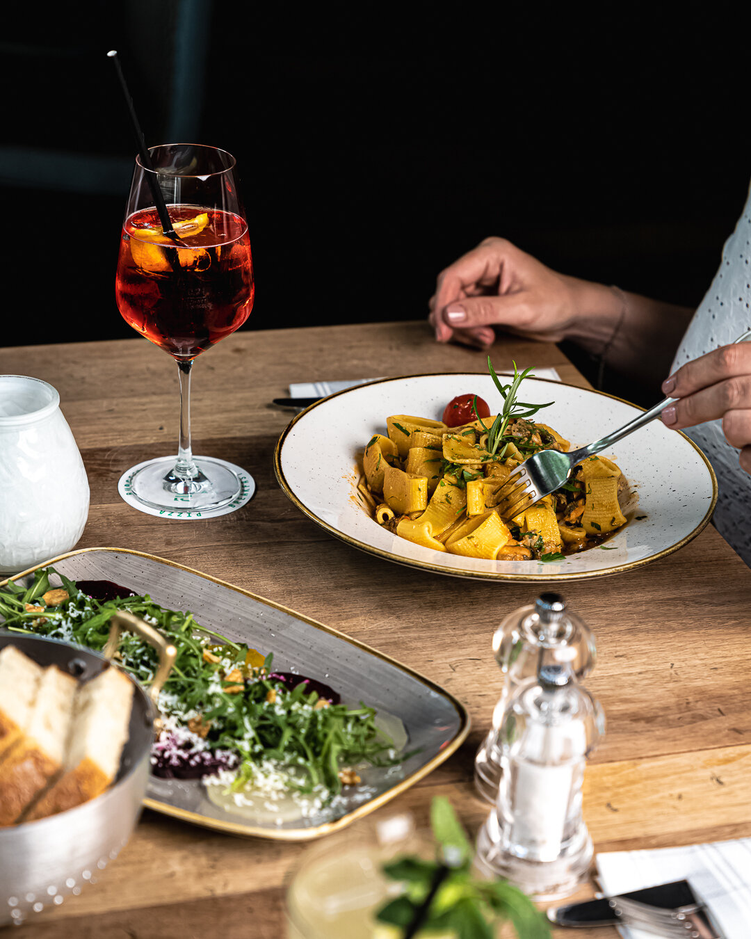 Ein perfekter Freitagabend auf italienisch.❤️
Eine cremige Portion Pasta, Parmigiano, und einen spritzigen Aperol.🍊🌿

Dazu servieren wir gern Antipasti, wie diesen leckeren Salar mit feinen  rote Beete Streifen und w&uuml;rzigem Rucola. 

Da habt i