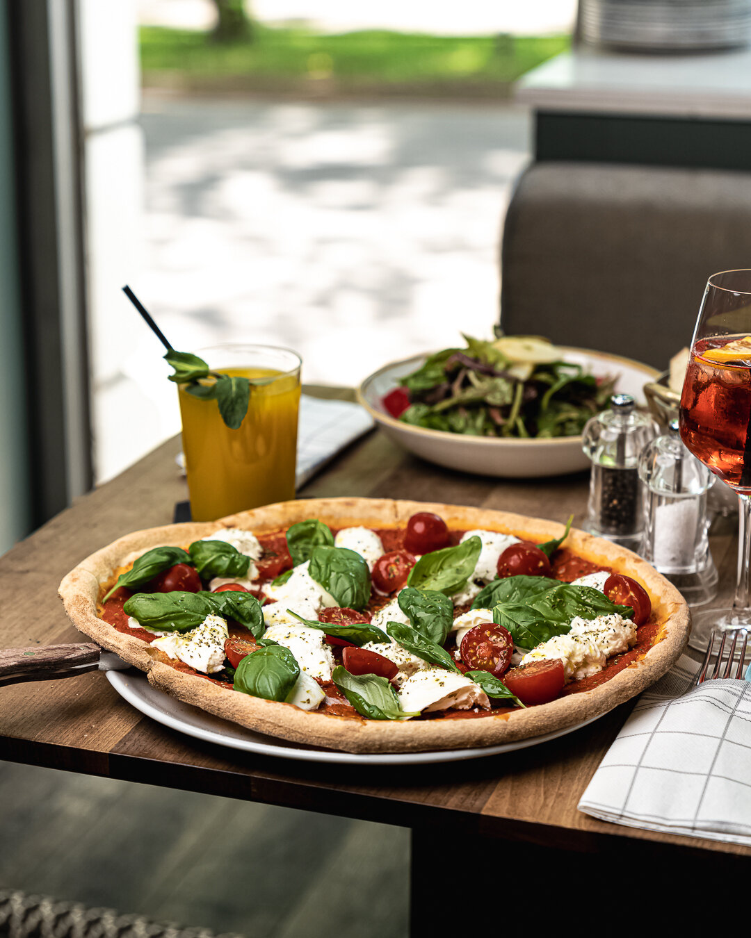 Pizza anyone?🍕
Die bekommt ihr bei uns knusprig gebacken aus dem Holzofen.🔥
Hier unsere Pizza Caprese (der Klassiker) 

- mit Tomatensauce, B&uuml;ffelmozzarella,

Kirschtomaten &amp; Basilikum - 🌿

Hunger bekommen? Dann klickt jetzt auf den Link 