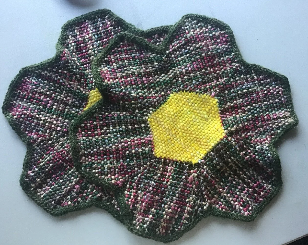 2020 - Finished - Table Topper - SunFlower Fancy 01.JPG