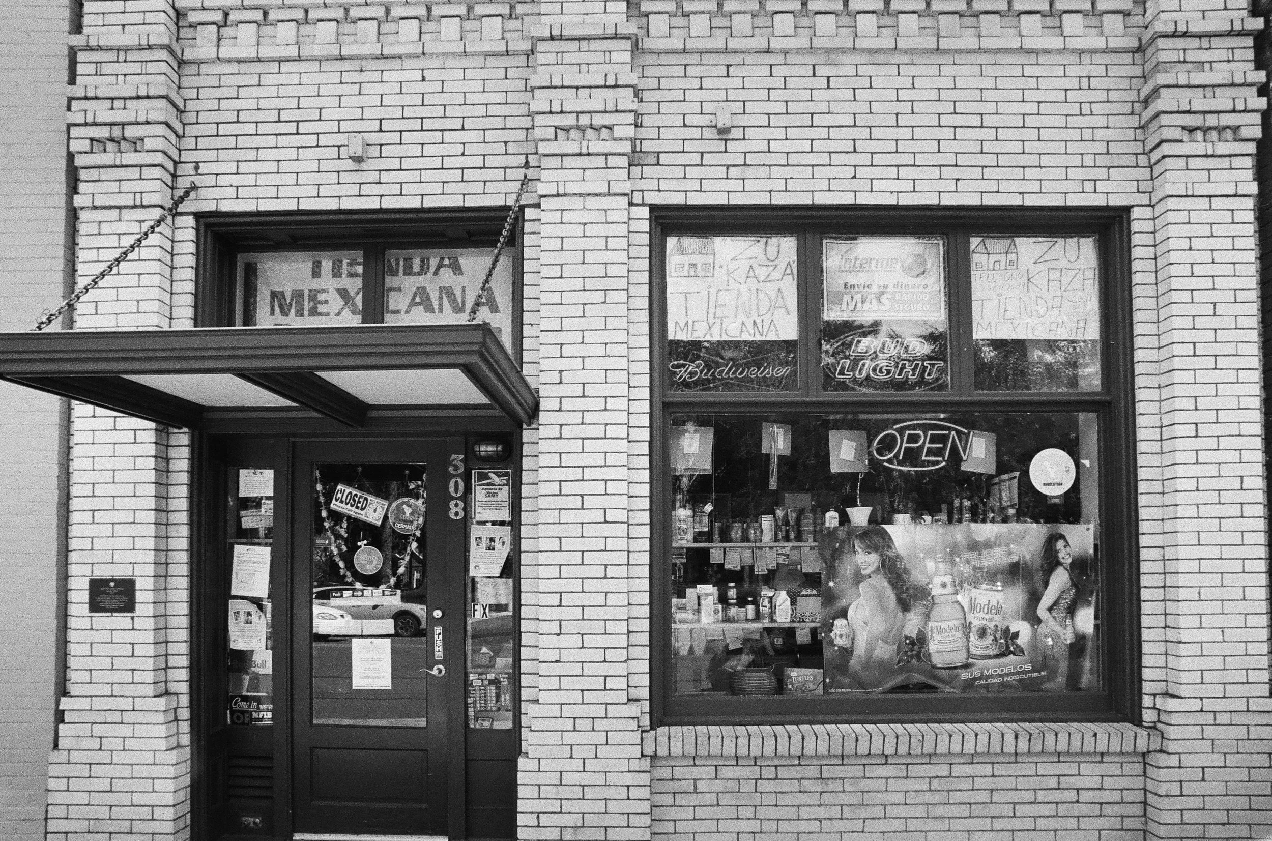 Tienda, Dayton, Oregon. Kodak TMax 100