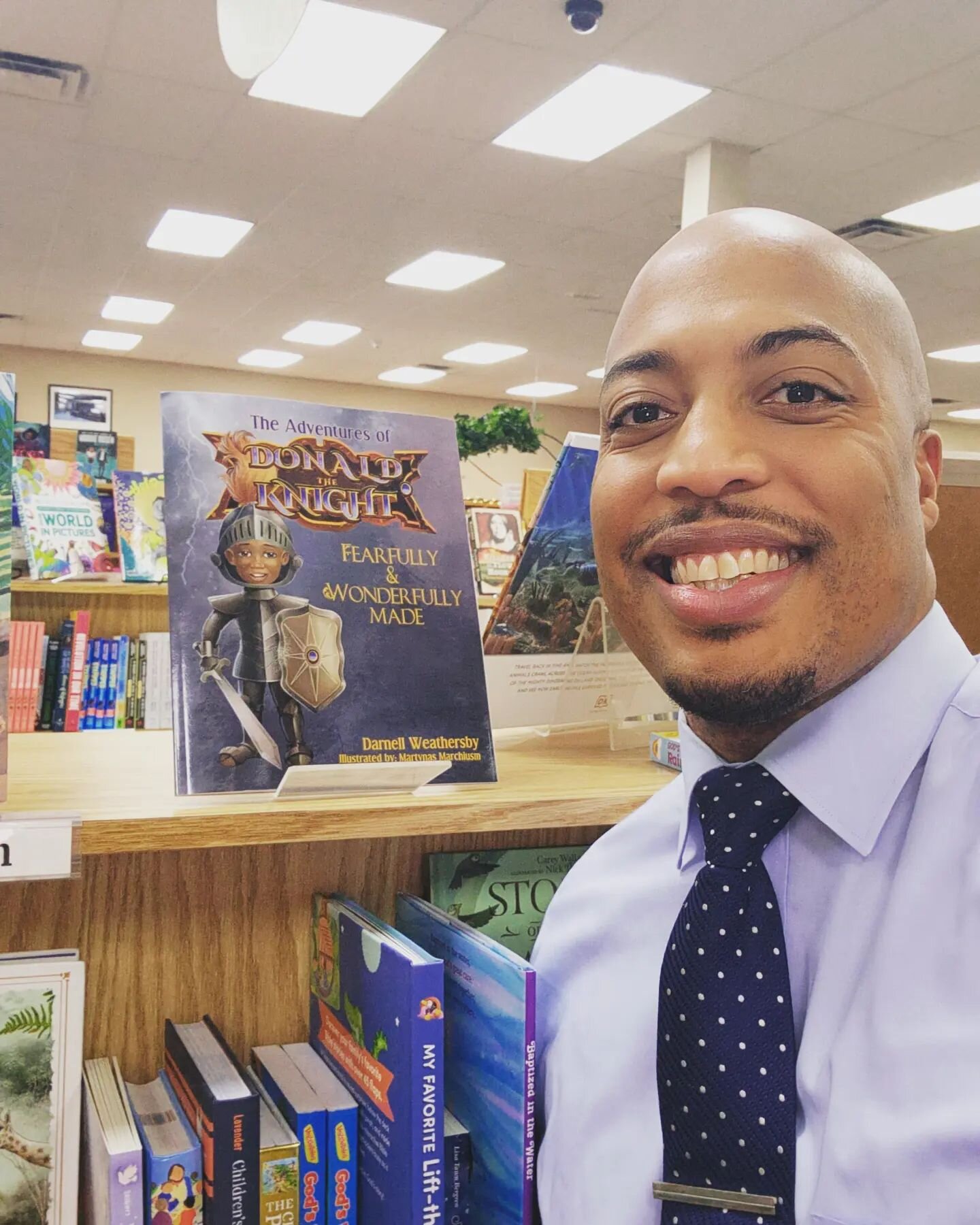 At Anderson's Bookstore in Naperville casting vision and declaring that my new book belongs on bookshelves too!
#DonaldtheKnight