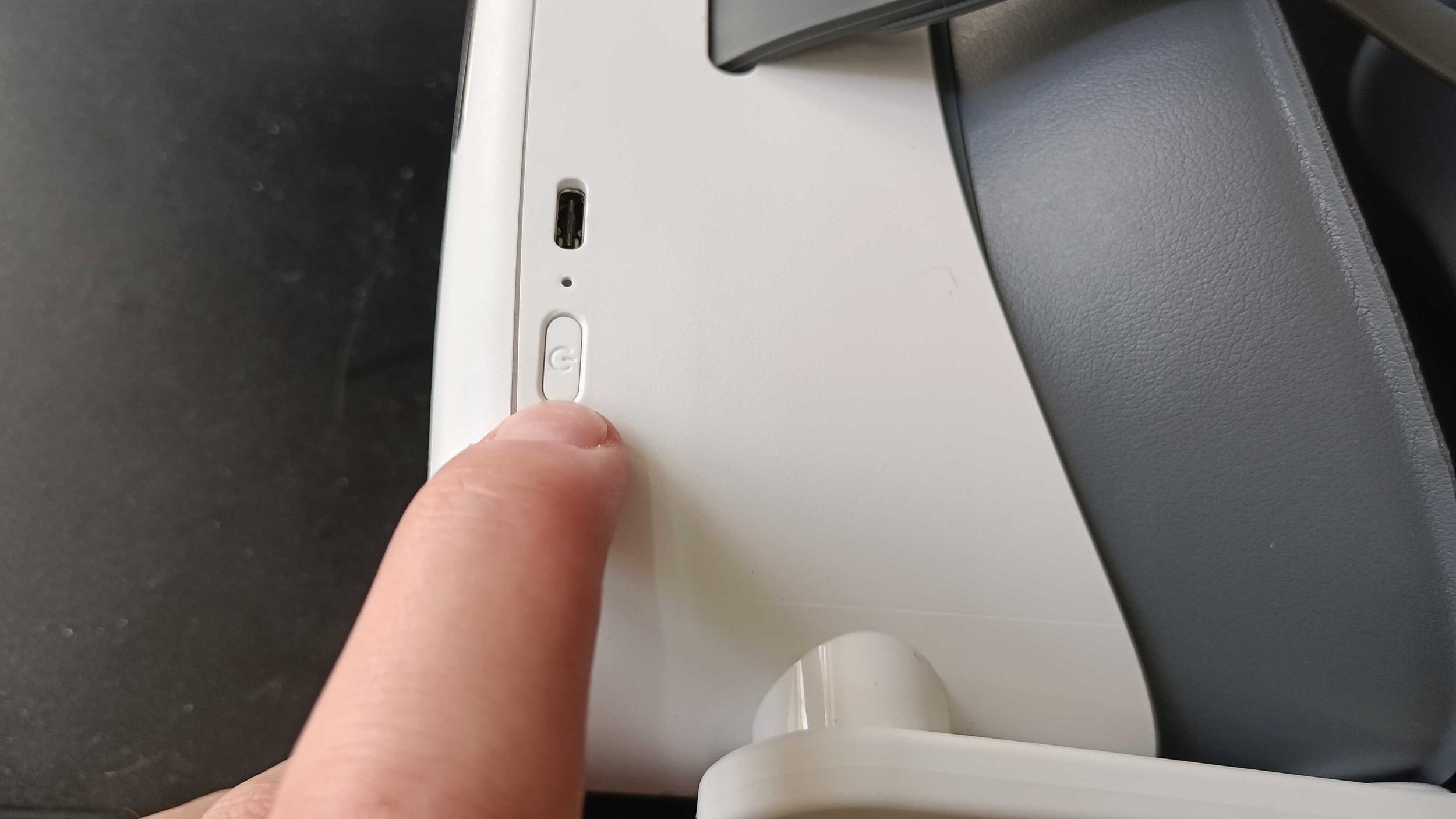 Headset right surface