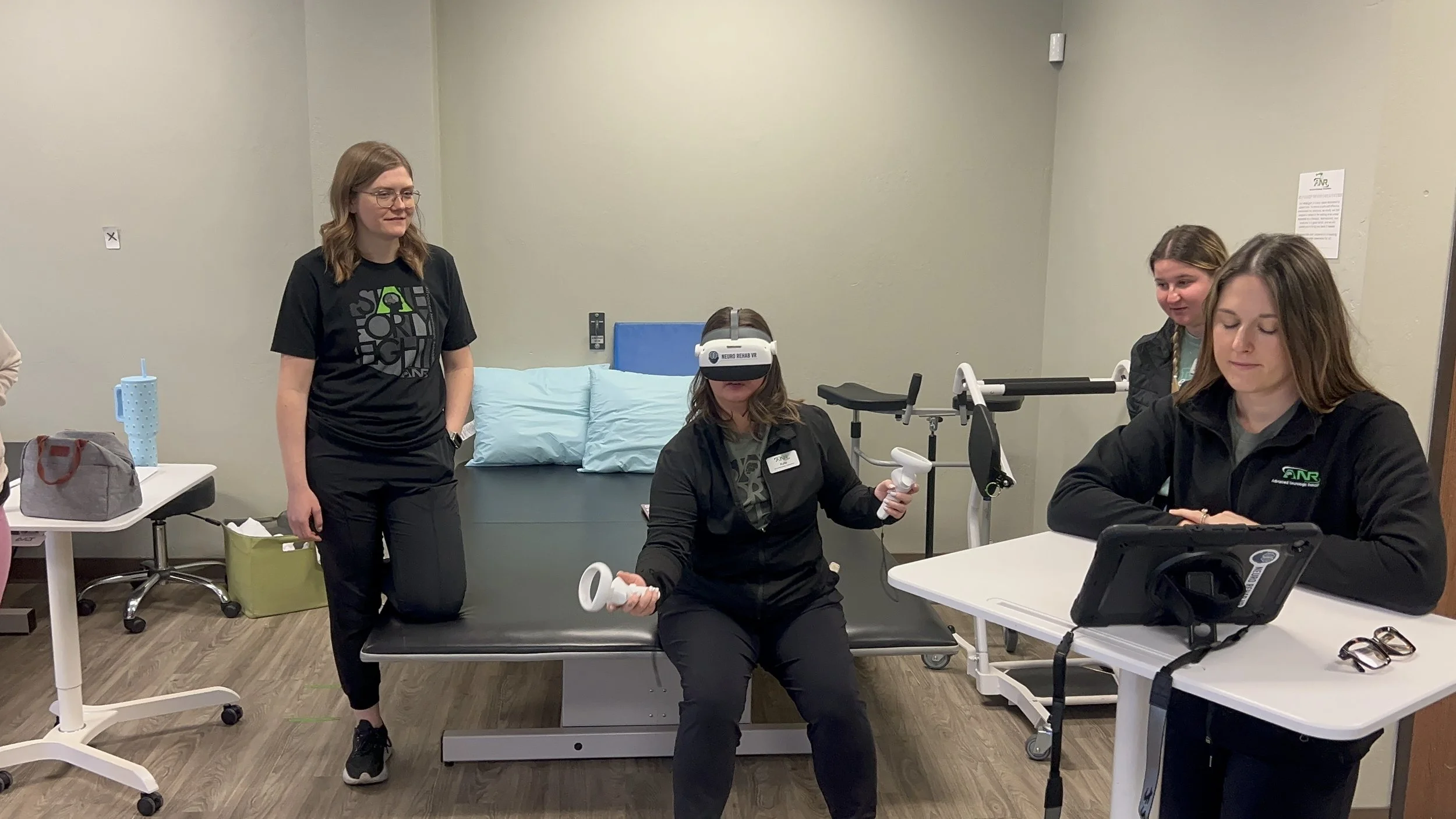 AZ Neuro Rehab Chandler, Clinician trying Smart Therapy