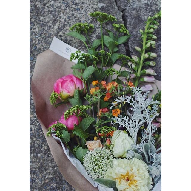 It was my genuine pleasure to put together quite a few bouquets this week- for birthdays or wedding dates on hold just for now. Taking orders for next week.🌷