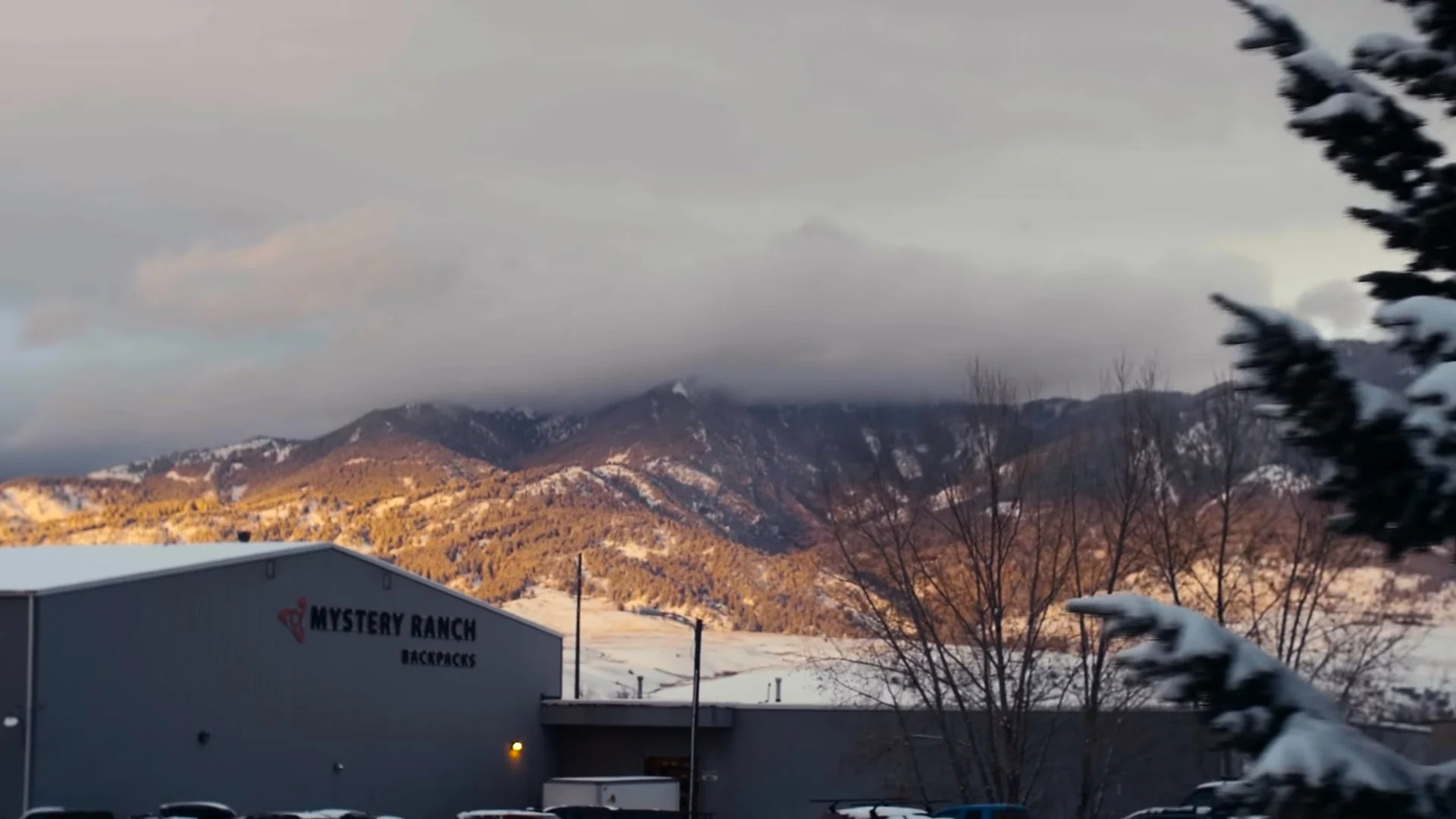 Ryggsäckarna sys för hand i fabriken vackert belägen vid bergen i Bozeman, Montana strax norr om Yellowstone Nationalpark