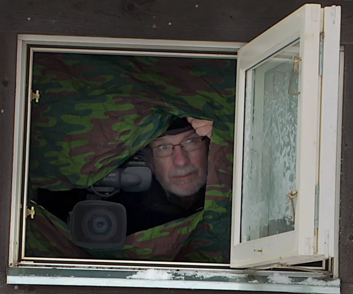 Filmaren Ulf Jonasson tittar ut ur sitt gömsle
