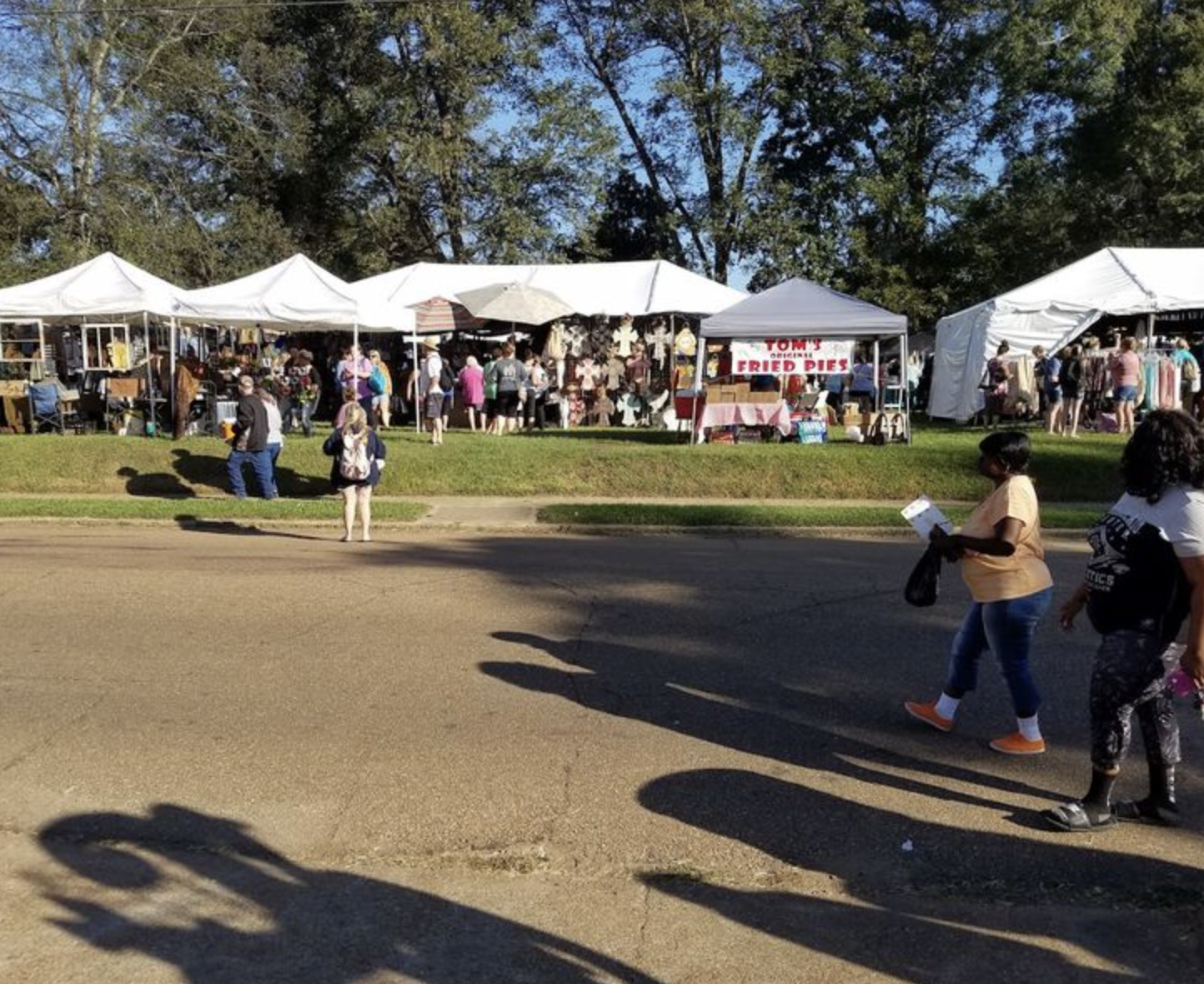 Explore The Giant Mississippi Flea Market With Endless Shopping Opportunities