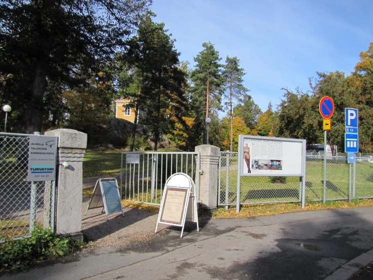 The entrance to the Meilahti Park (Helsinki, Finland) is besieged by sandwich boards and disparate signage vying for the attention of visitors and impacting the simple aesthetic of the park entrance. The small wooden pavilion was designed by amateur architect Fabian Steinheil, a previous Governor of Finland (1810–1824). Photo: Eeva Ruoff