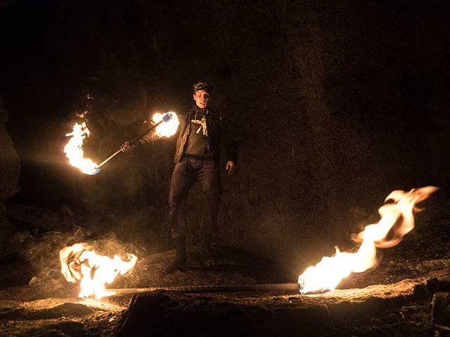 Ian Bennett under the Cacodemon boulder about to get his staff on!  Such a neat location to be capturing some of his mastery.
.
.
.
.
#firespinner #firespinning #fireflow #flowartist #flowtoys #flowarts #fireperformer #firestaff #flowartsmovement #te