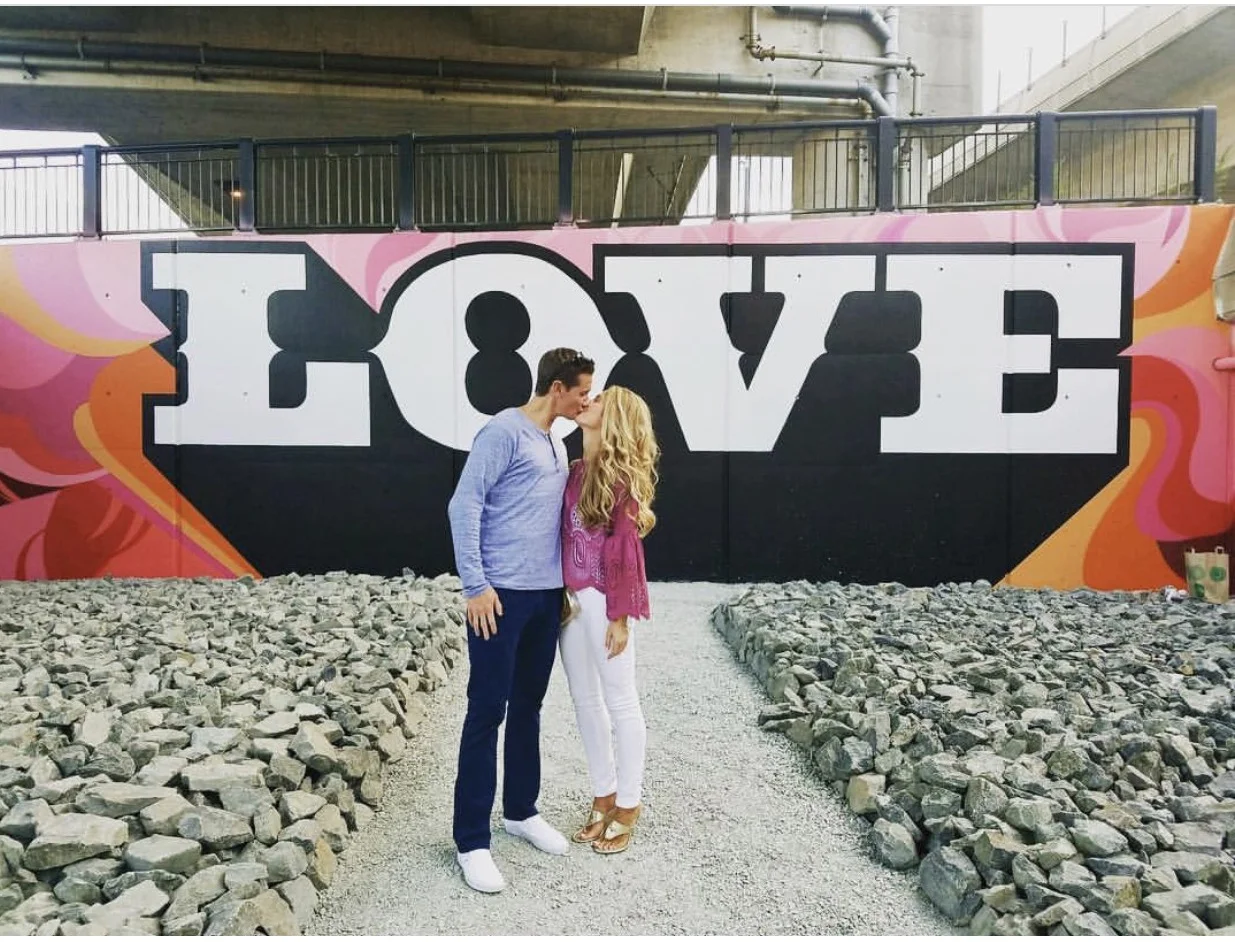 01.couple_lovewall.jpg